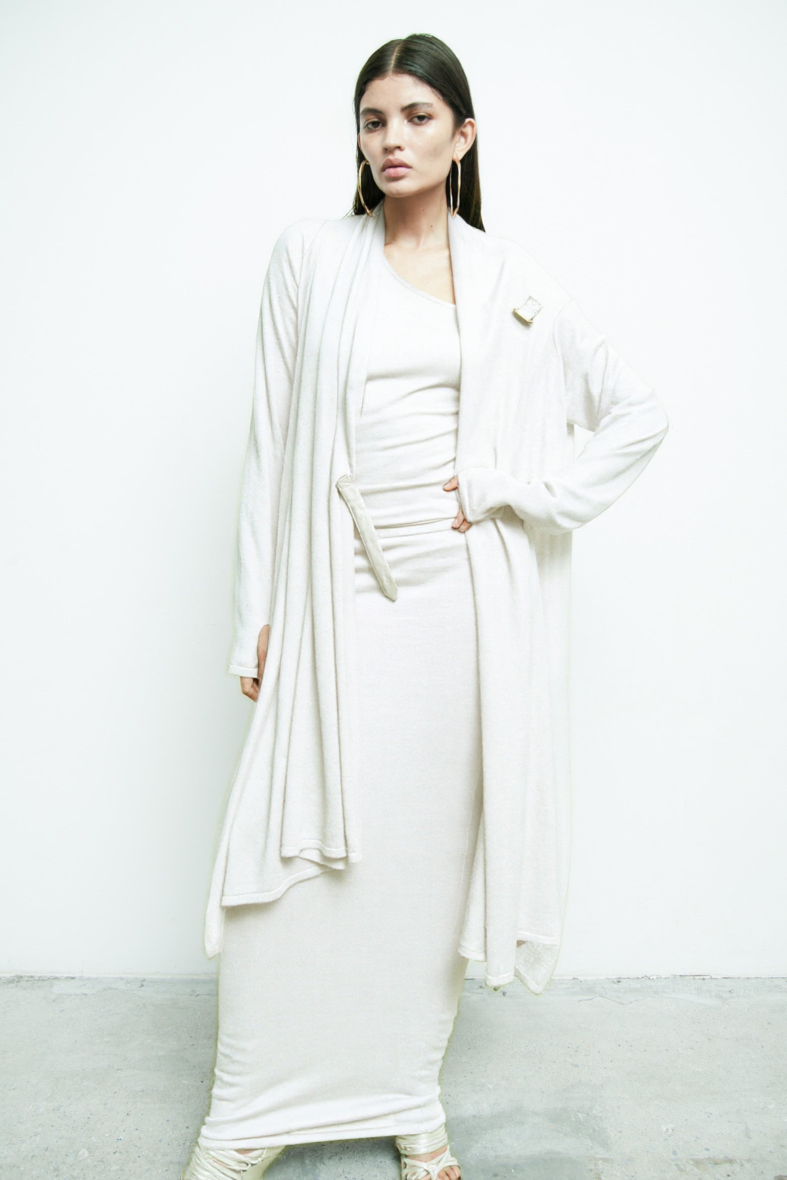 files/SW-479-FaunaSweater-White-SW-482-TubeSkirt-White-03.jpg