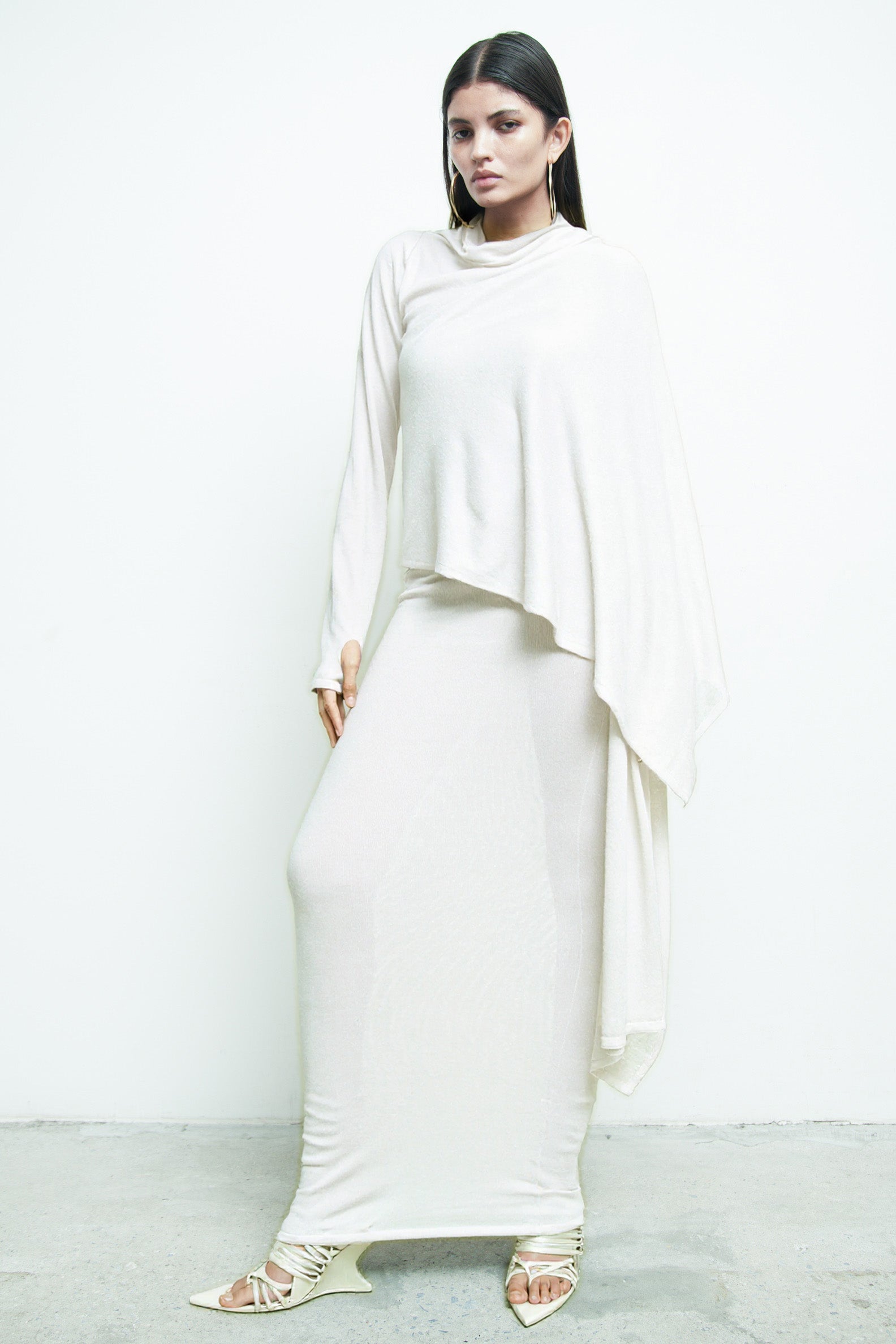 files/SW-479-FaunaSweater-White-SW-482-TubeSkirt-White-04.jpg