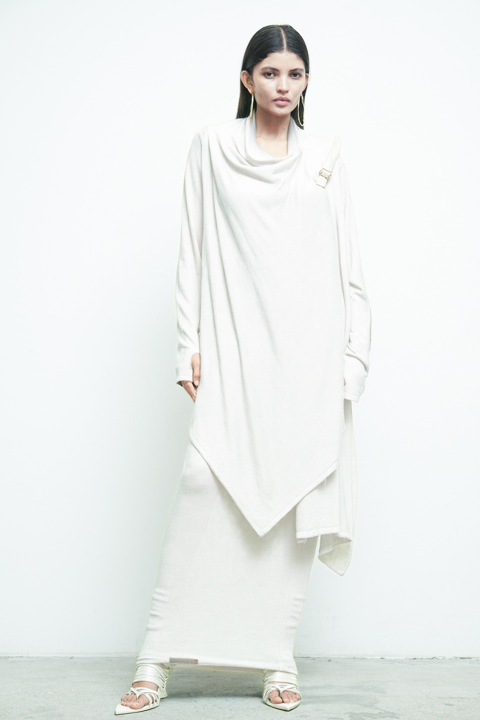 files/SW-479-FaunaSweater-White-SW-482-TubeSkirt-White-05.jpg