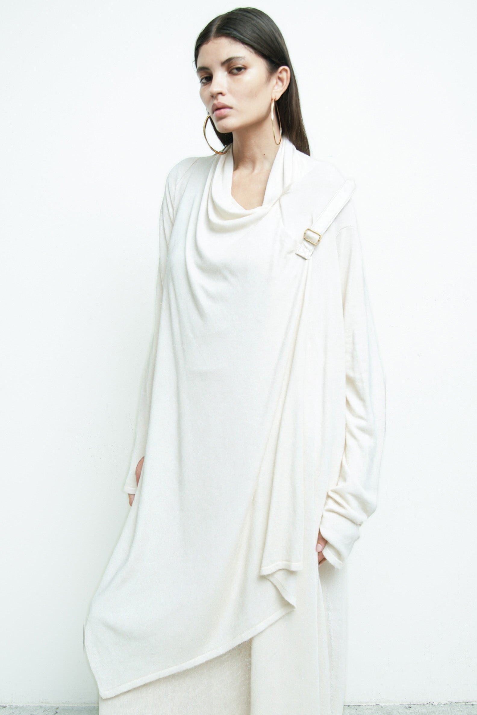 files/SW-479-FaunaSweater-White-SW-482-TubeSkirt-White-06.jpg