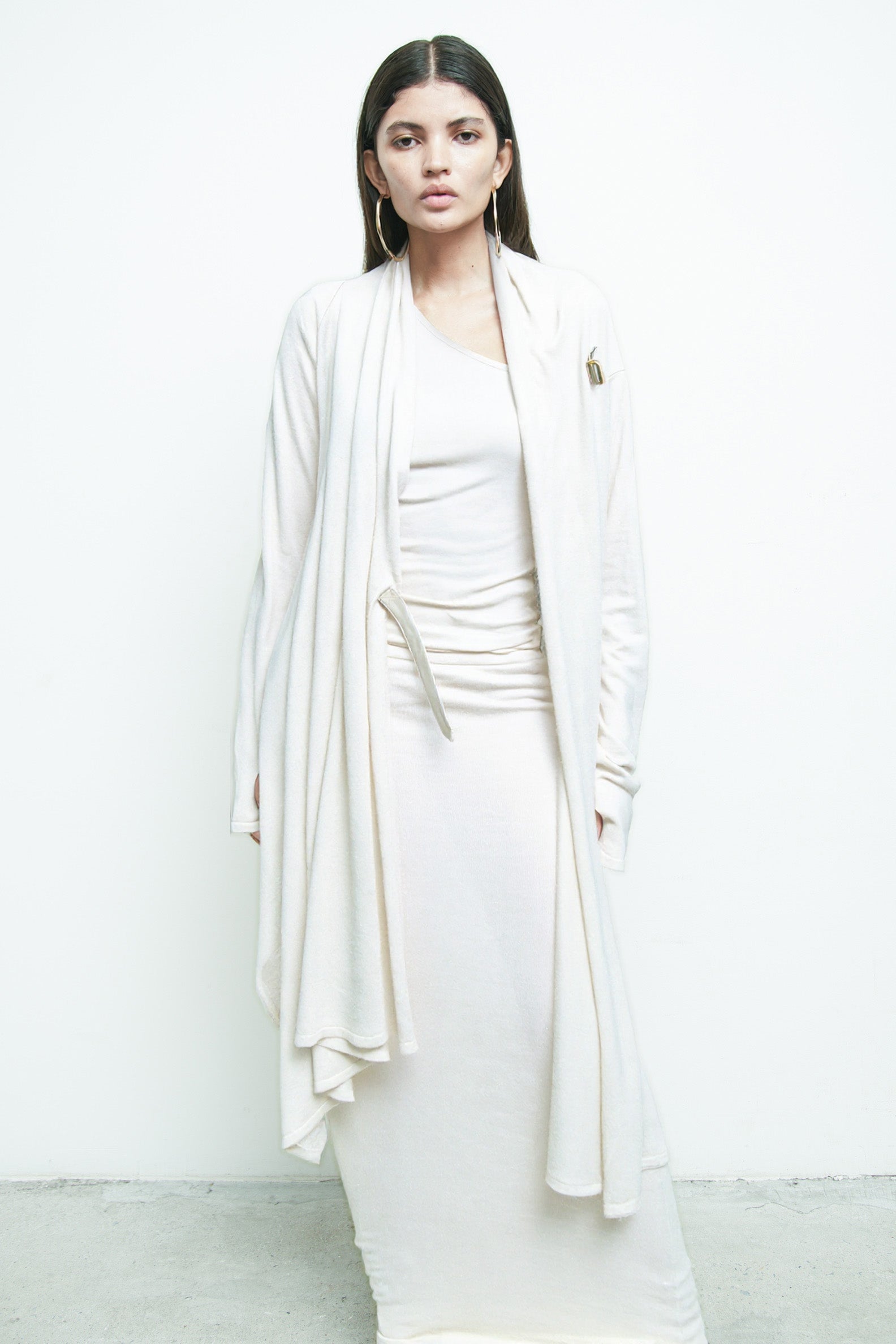 files/SW-479-FaunaSweater-White-SW-482-TubeSkirt-White-07.jpg