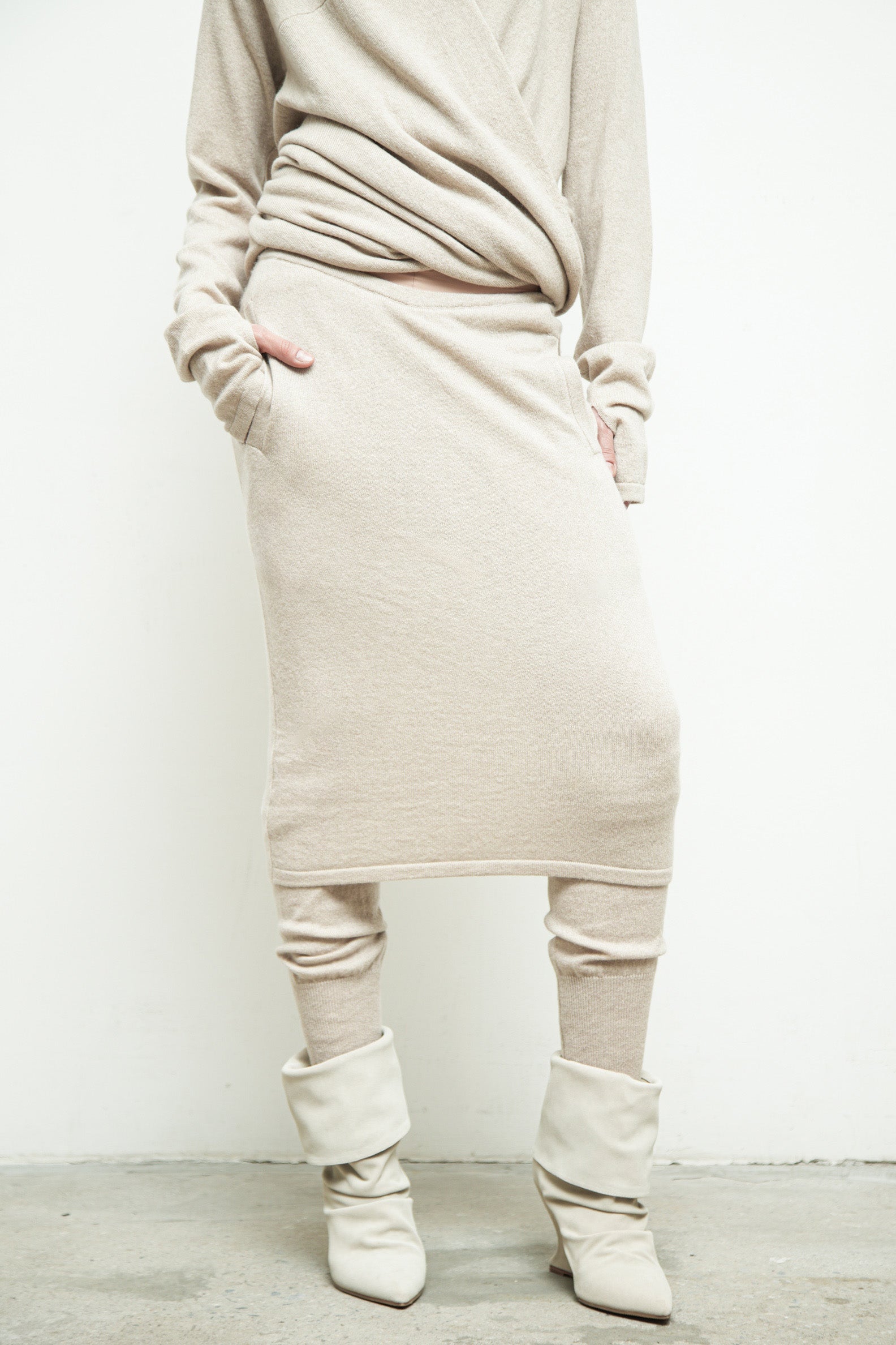 files/SW-483-CiskaSweater-OatmealHeather-KP-355-DekkerSkirtPant-07.jpg