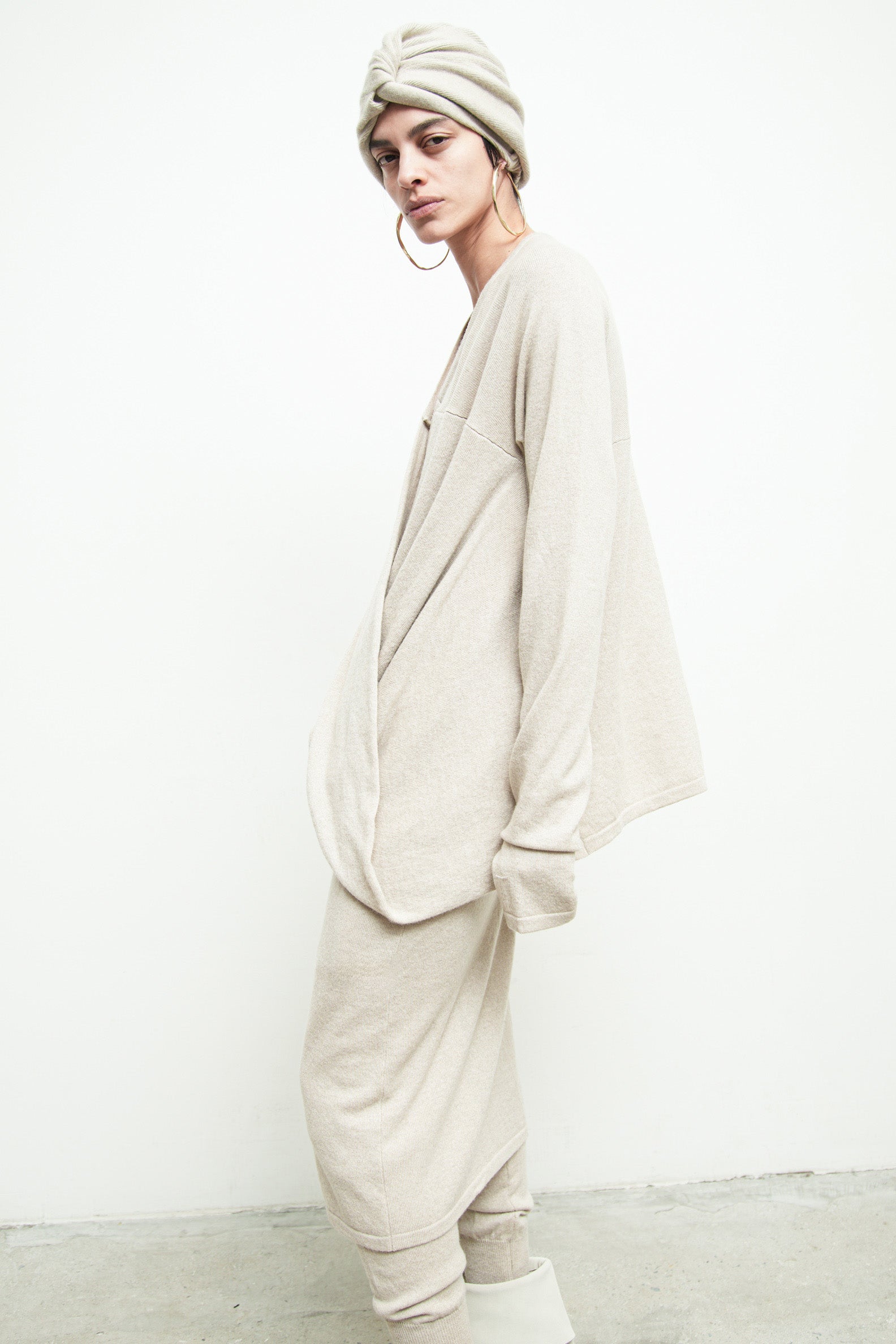 files/SW-483-CiskaSweater-OatmealHeather-KP-355-DekkerSkirtPant-OatmealHeather-A-215TwistCap-OatmealHeather-04.jpg