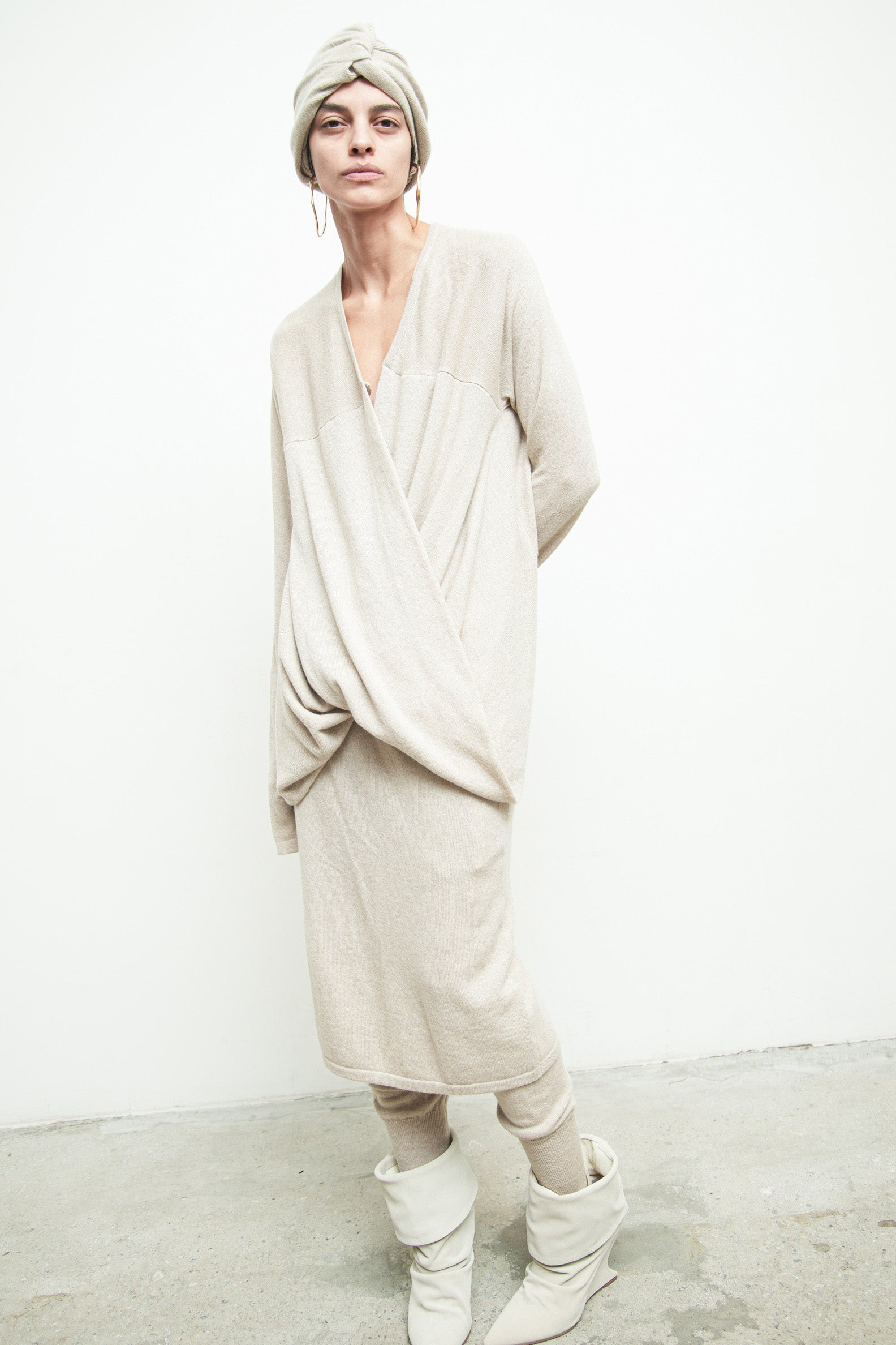 files/SW-483-CiskaSweater-OatmealHeather-KP-355-DekkerSkirtPant-OatmealHeather-A-215TwistCap-OatmealHeather-08.jpg