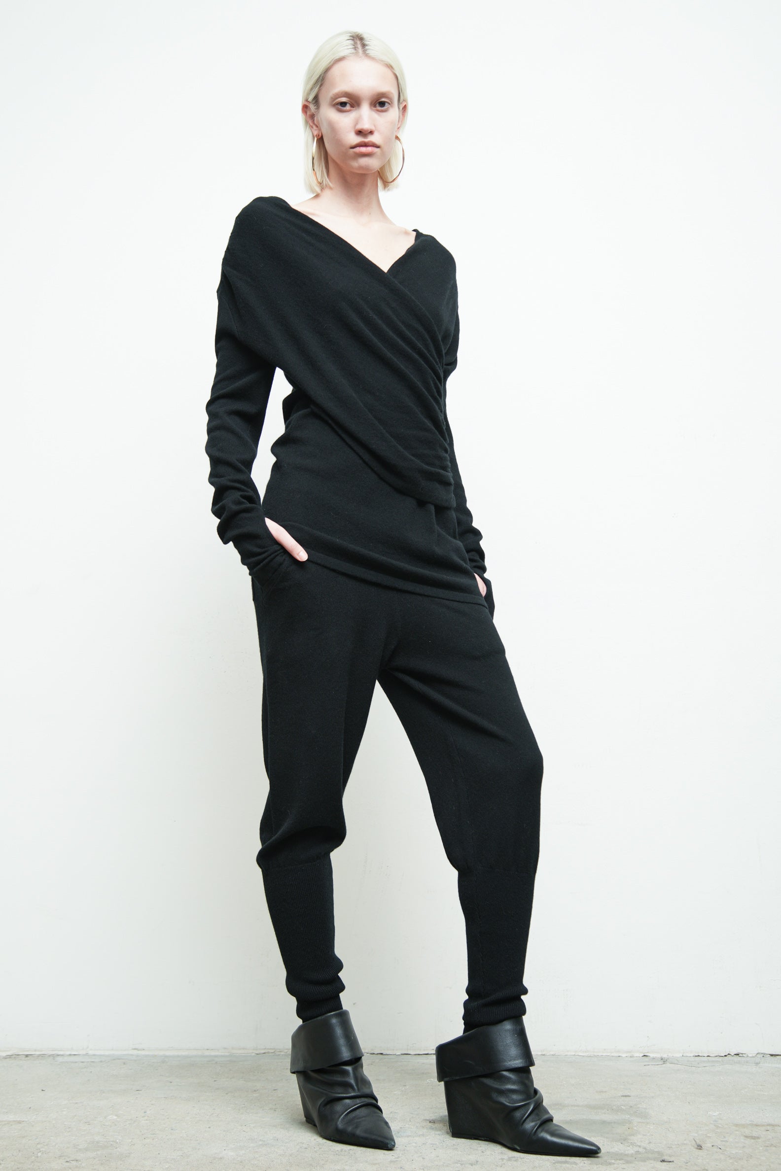 files/SW-486-OpalSweater-Black-05.jpg