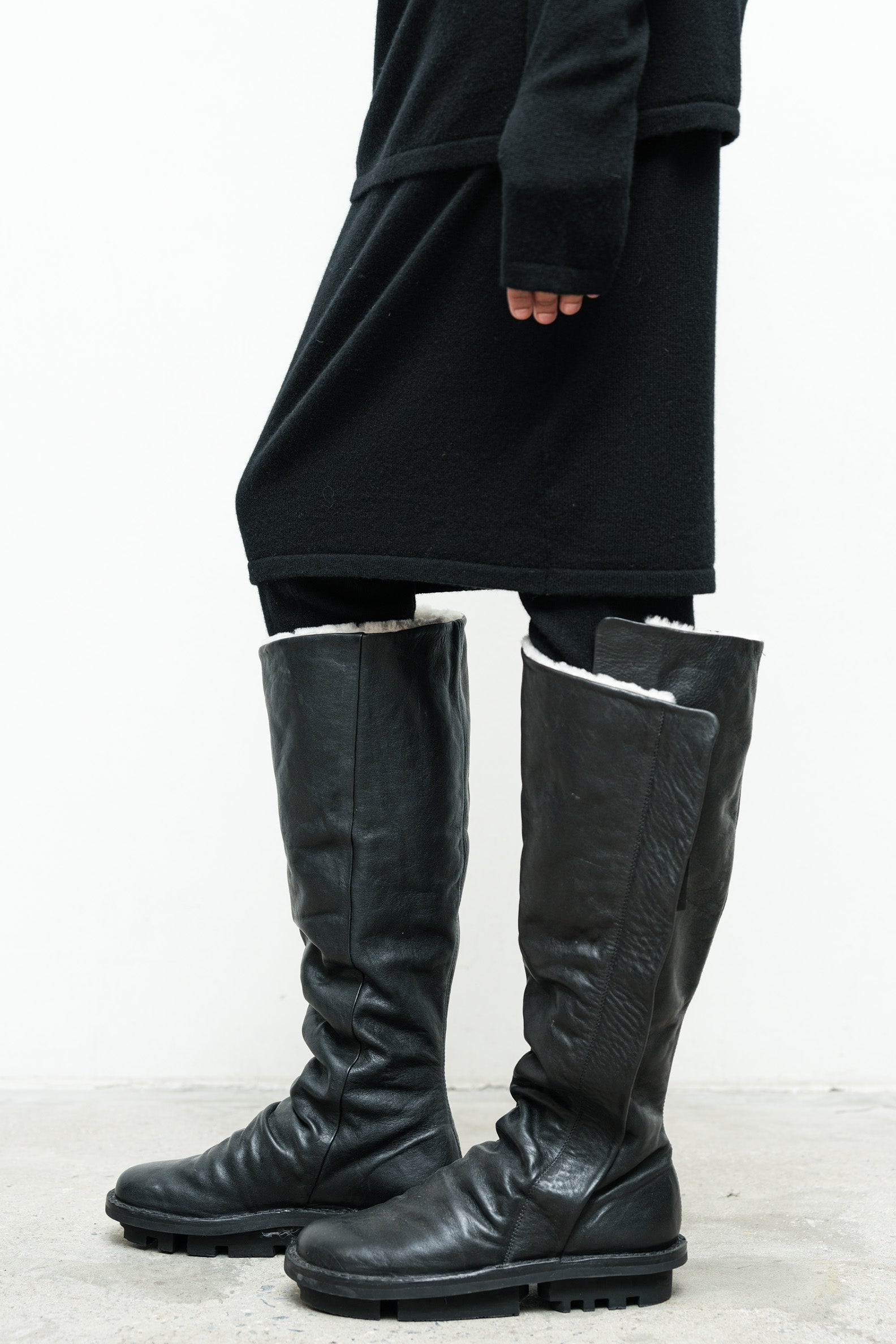 files/SW-486-OpalSweater-Black-GatorBoot-BlackOffWhite-01.jpg