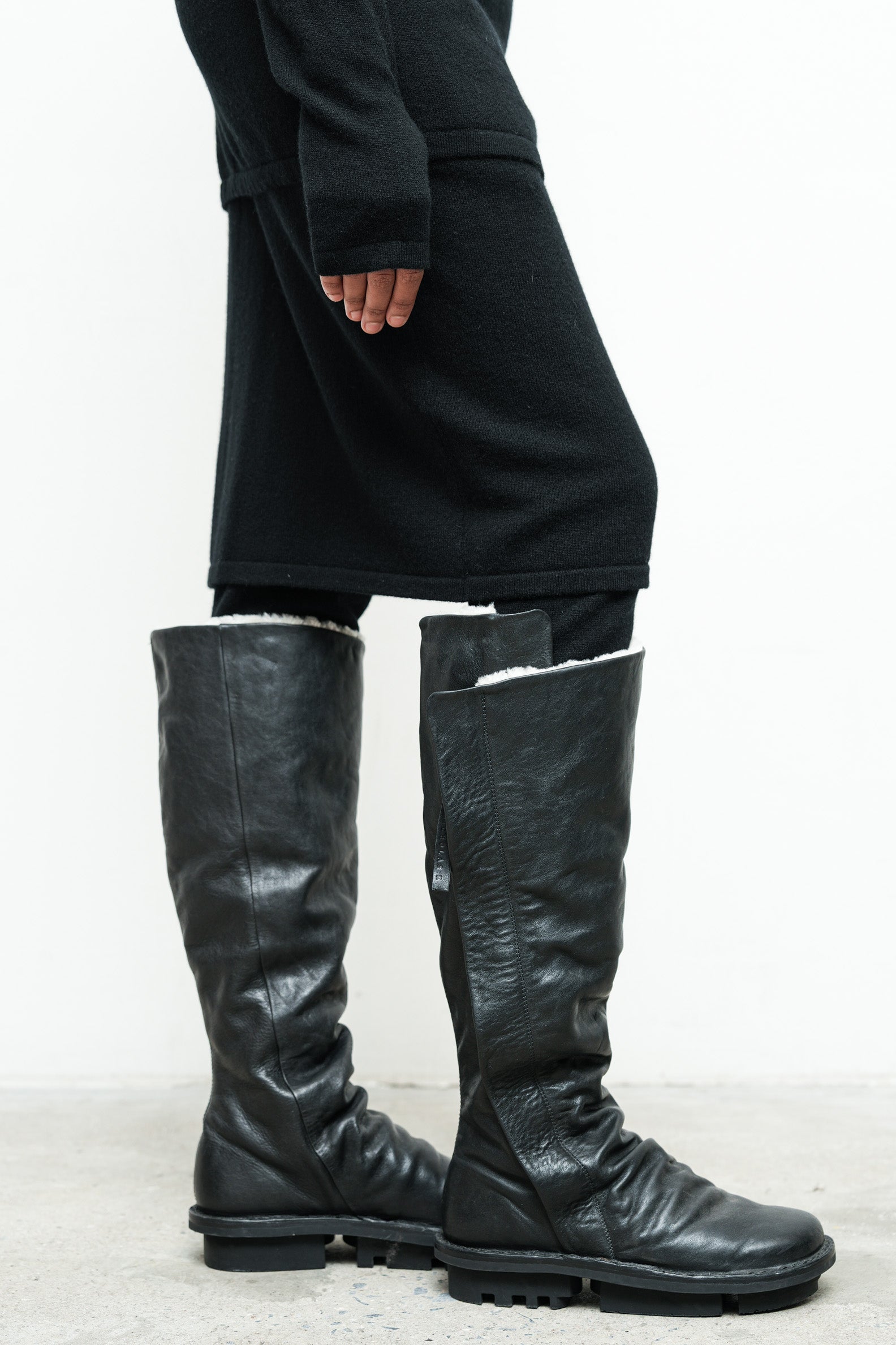 files/SW-486-OpalSweater-Black-GatorBoot-BlackOffWhite-011.jpg