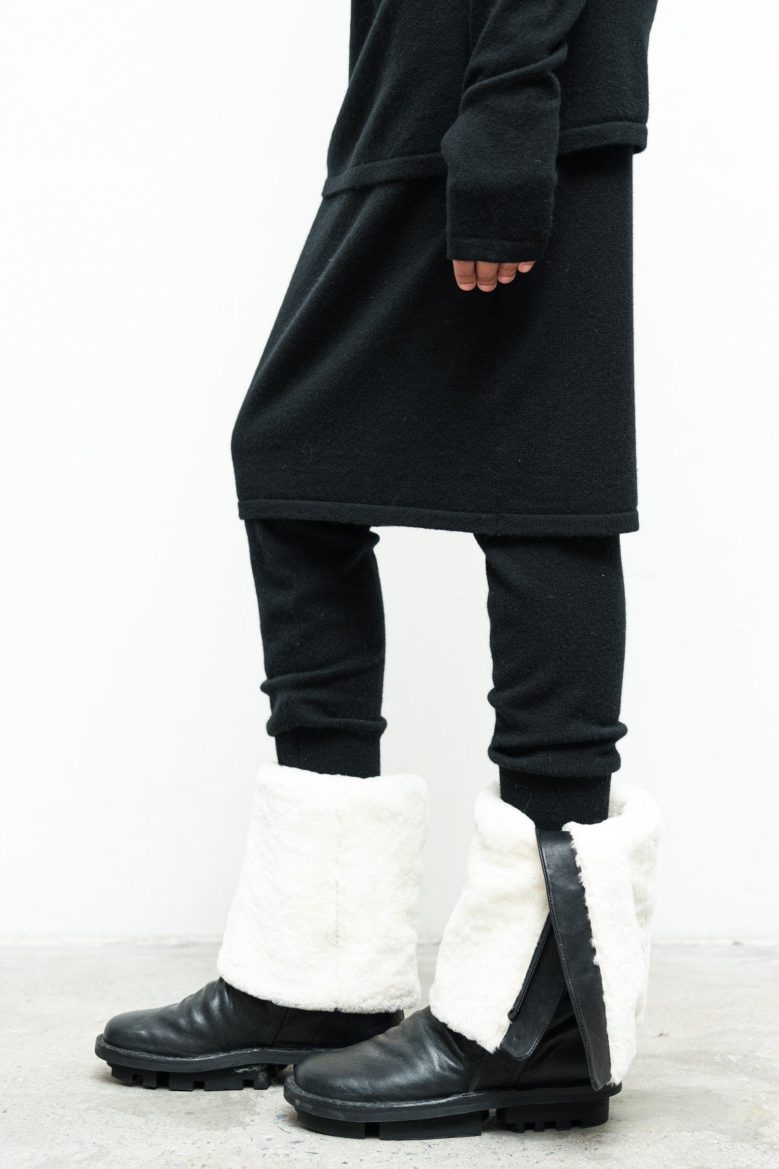 files/SW-486-OpalSweater-Black-GatorBoot-BlackOffWhite-02.jpg