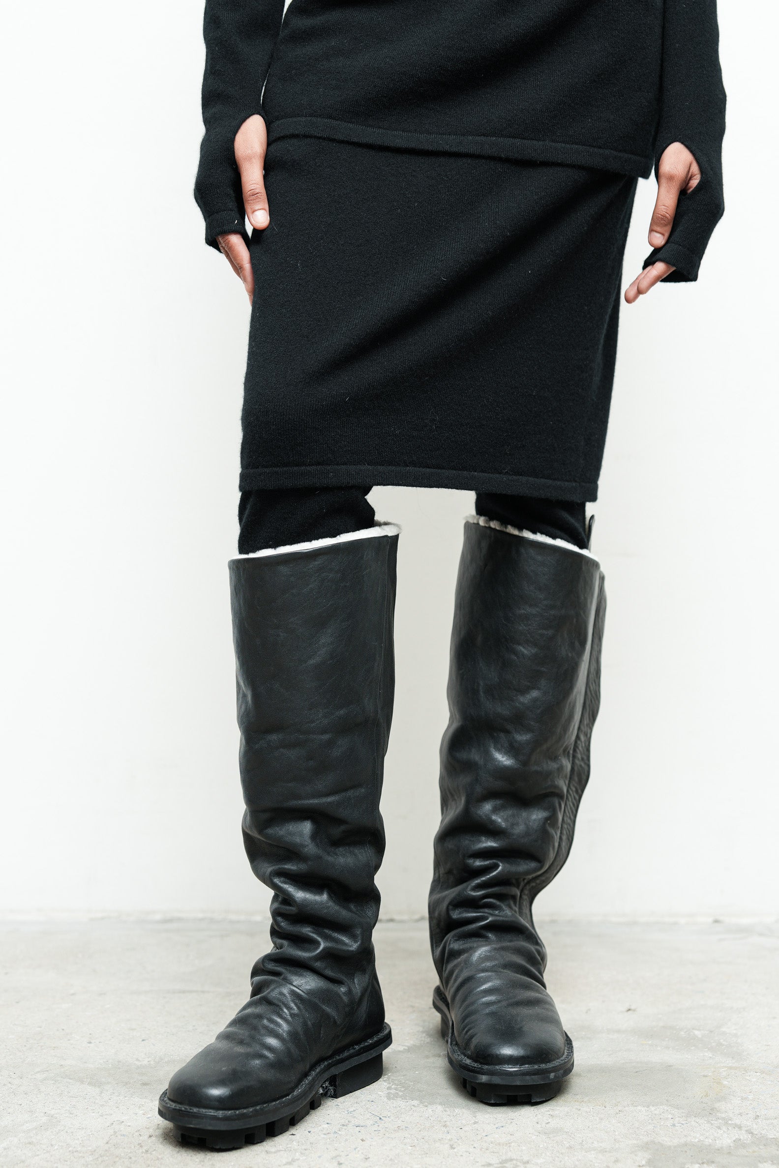 files/SW-486-OpalSweater-Black-GatorBoot-BlackOffWhite-03.jpg