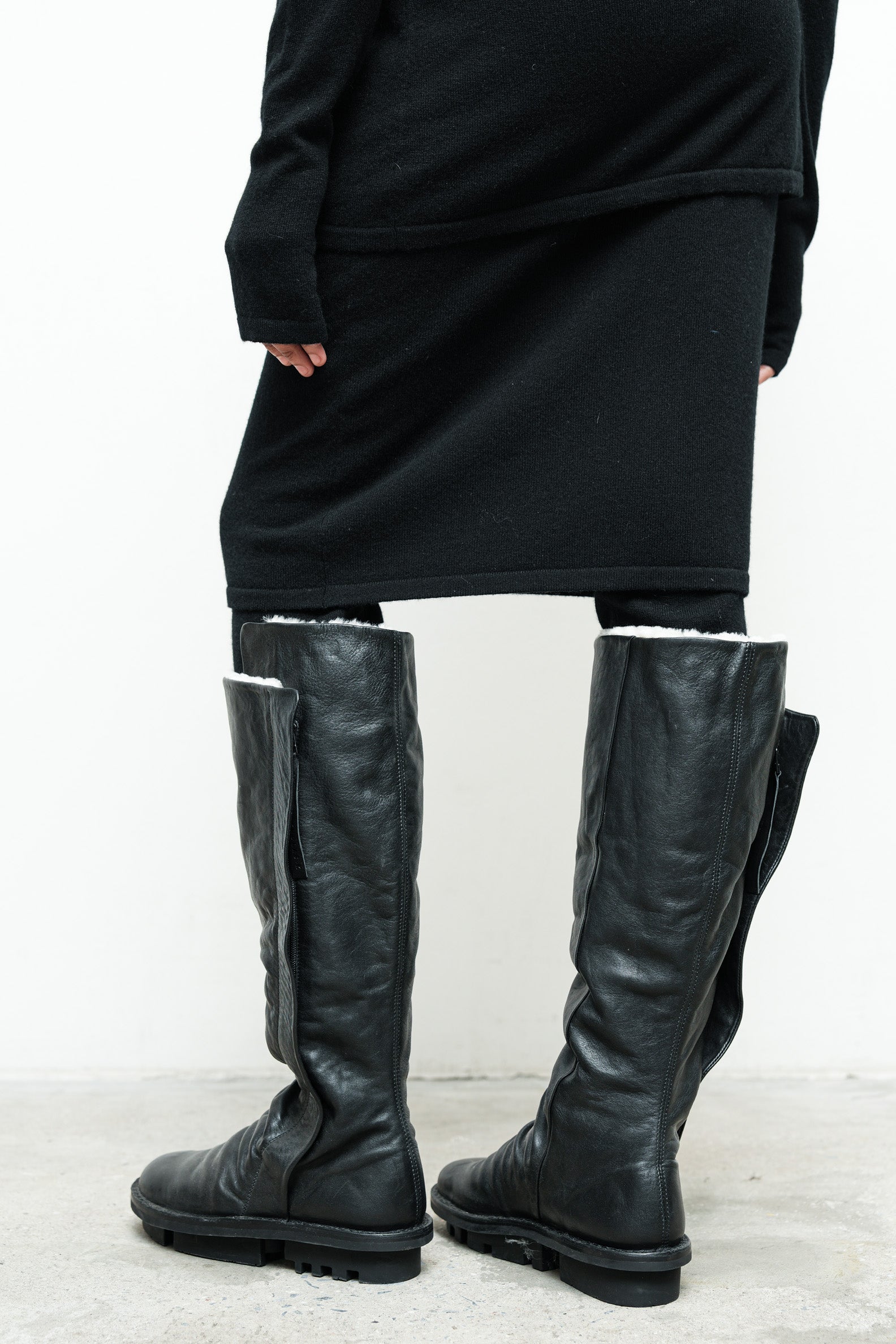 files/SW-486-OpalSweater-Black-GatorBoot-BlackOffWhite-05.jpg