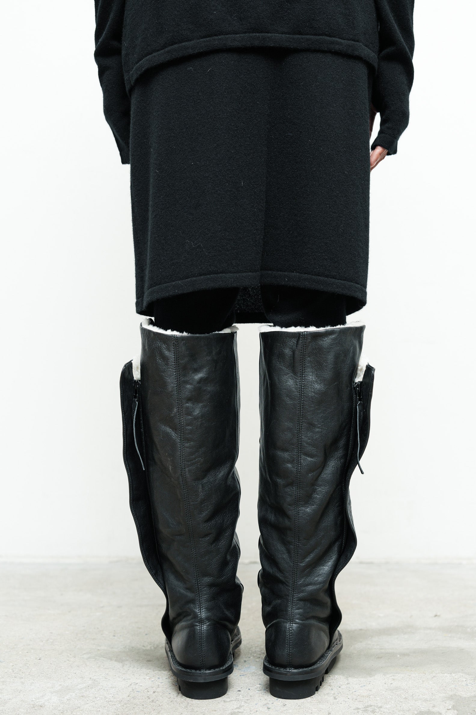 files/SW-486-OpalSweater-Black-GatorBoot-BlackOffWhite-06.jpg