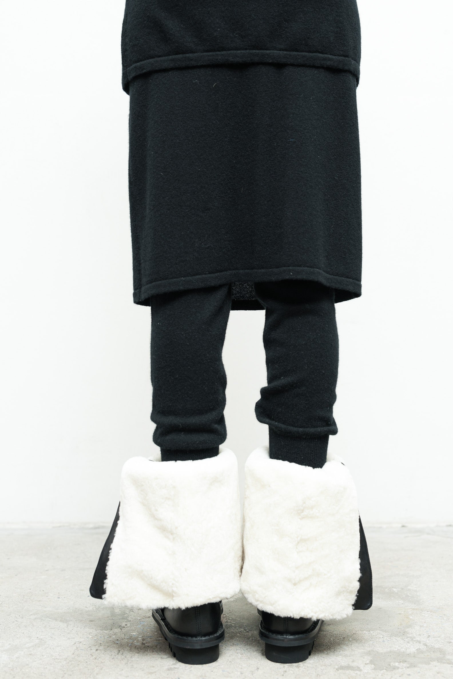 files/SW-486-OpalSweater-Black-GatorBoot-BlackOffWhite-07.jpg