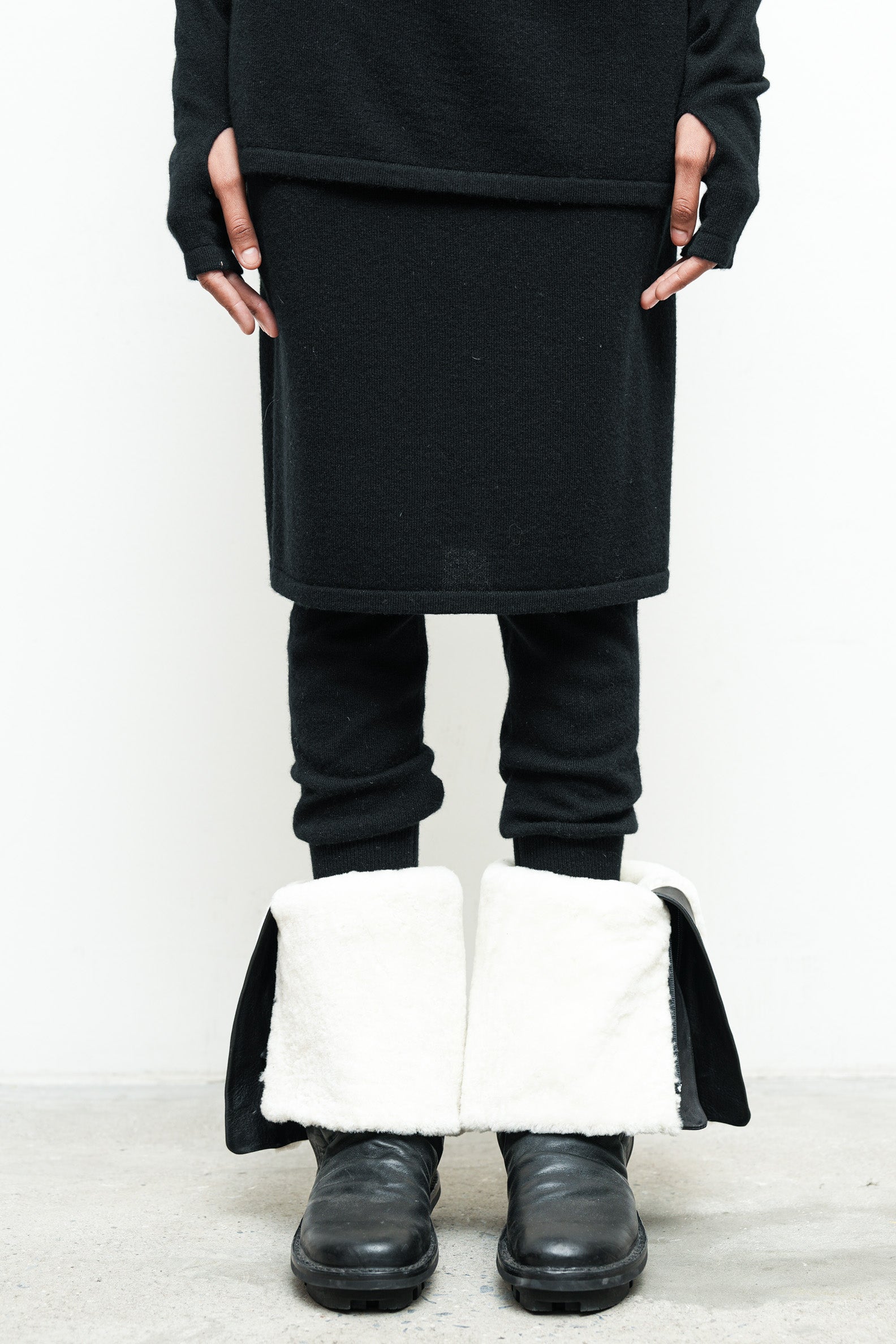 files/SW-486-OpalSweater-Black-GatorBoot-BlackOffWhite-08.jpg