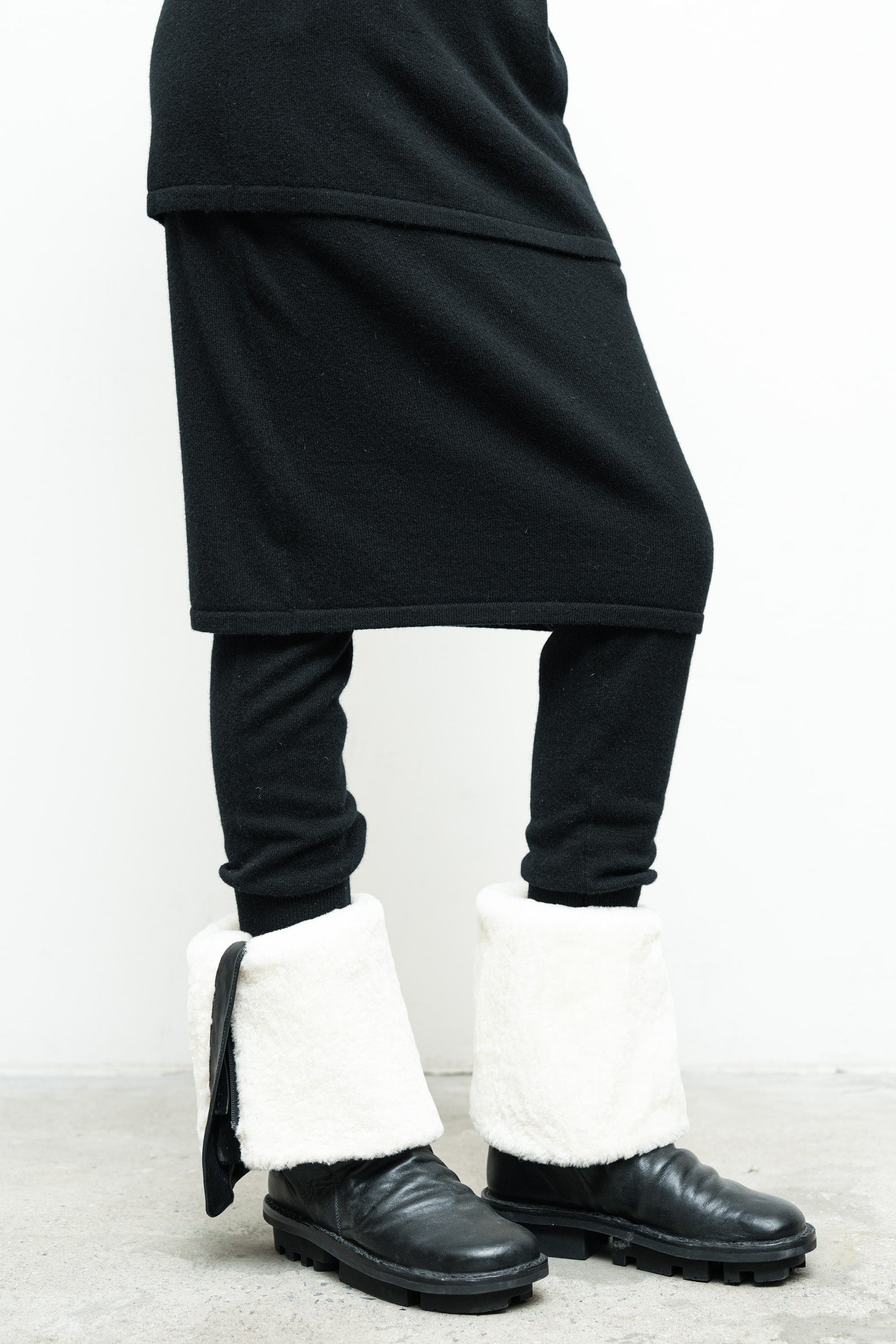 files/SW-486-OpalSweater-Black-GatorBoot-BlackOffWhite-09.jpg