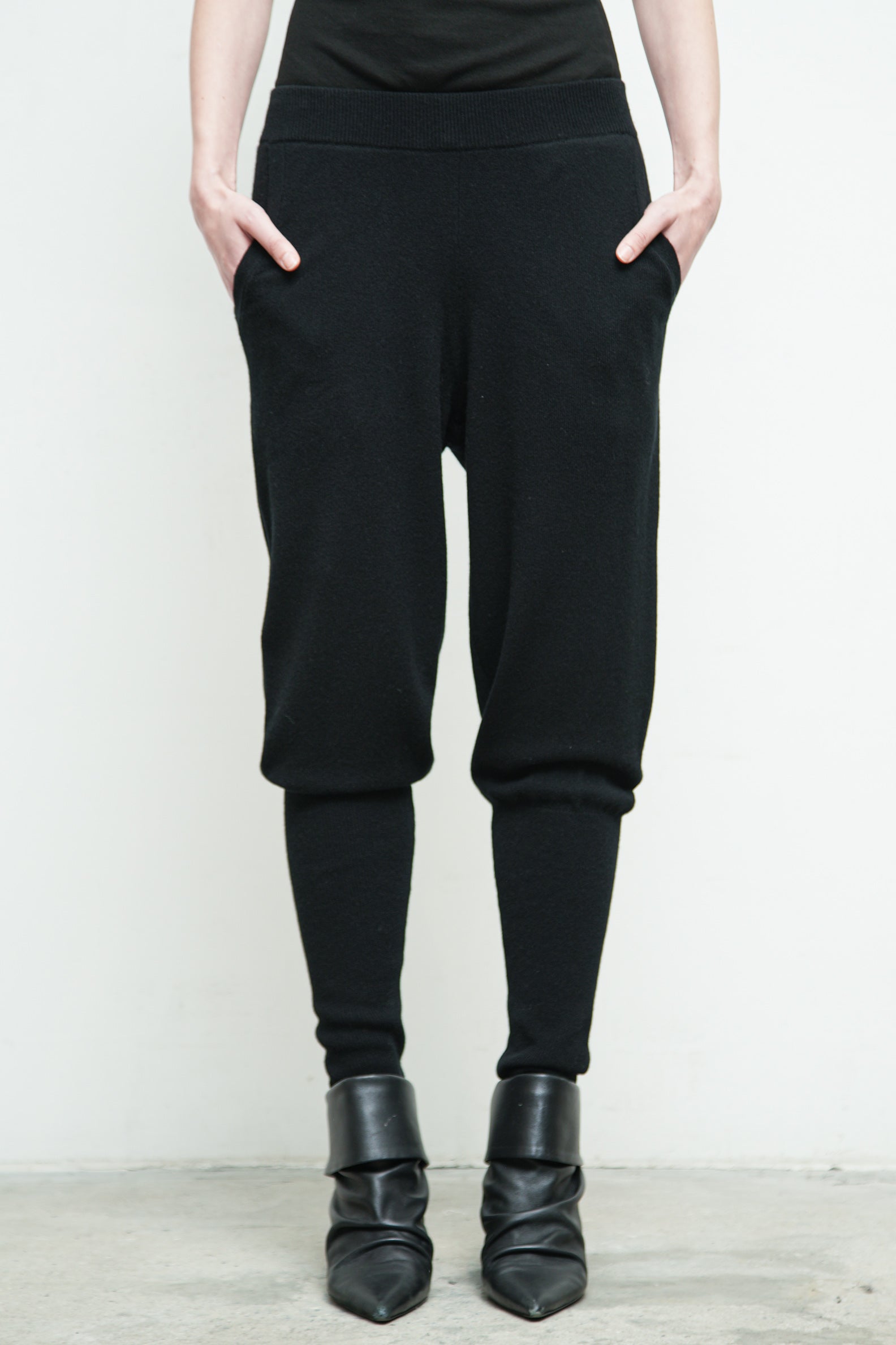 files/SW-486-OpalSweater-Black-KP-354B-ShilohPant-Black-01.jpg
