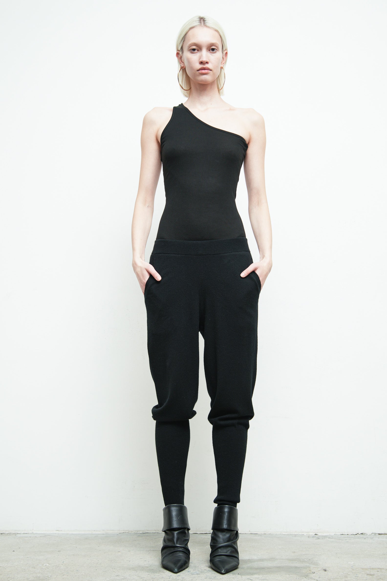 files/SW-486-OpalSweater-Black-KP-354B-ShilohPant-Black-010.jpg