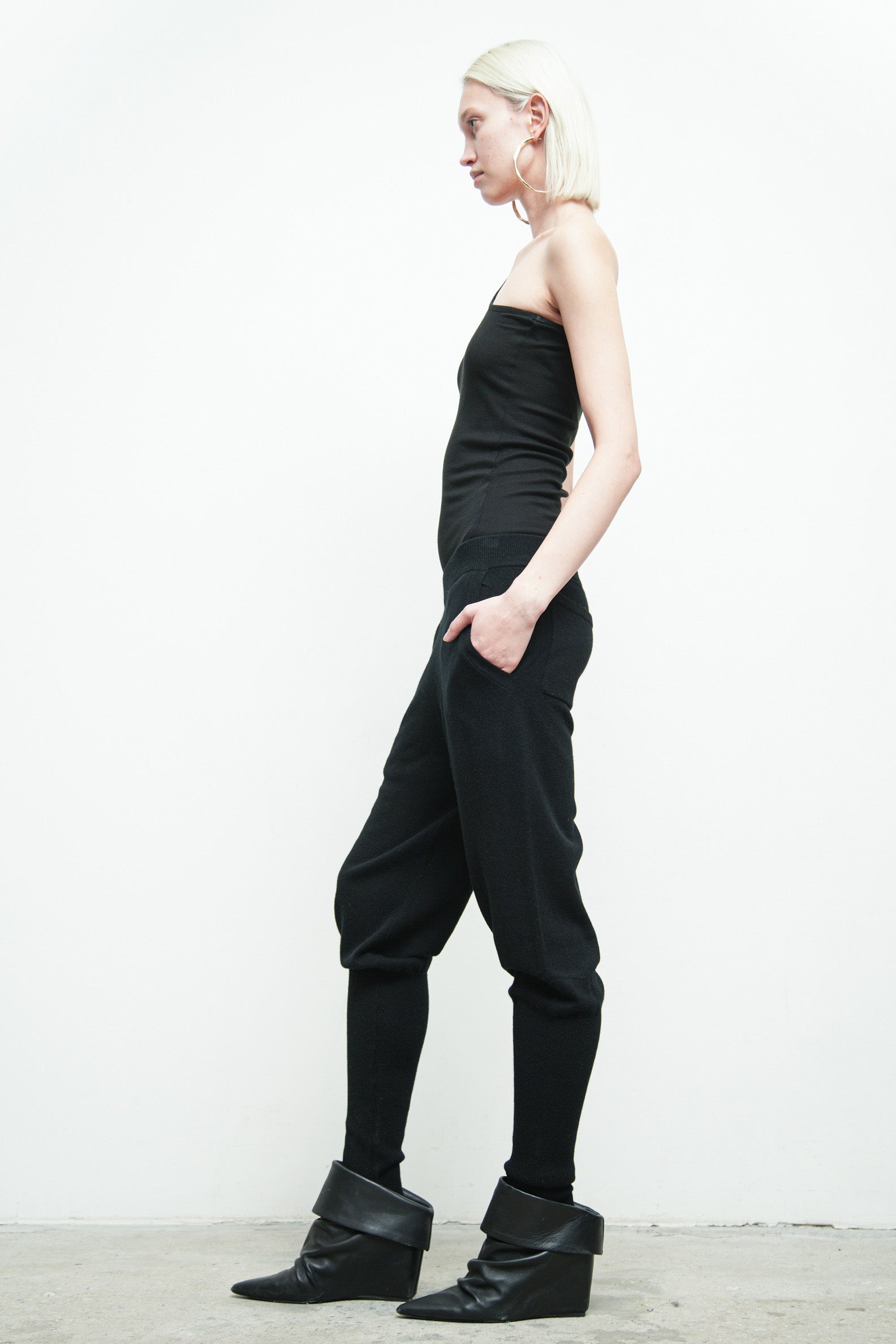 files/SW-486-OpalSweater-Black-KP-354B-ShilohPant-Black-011.jpg