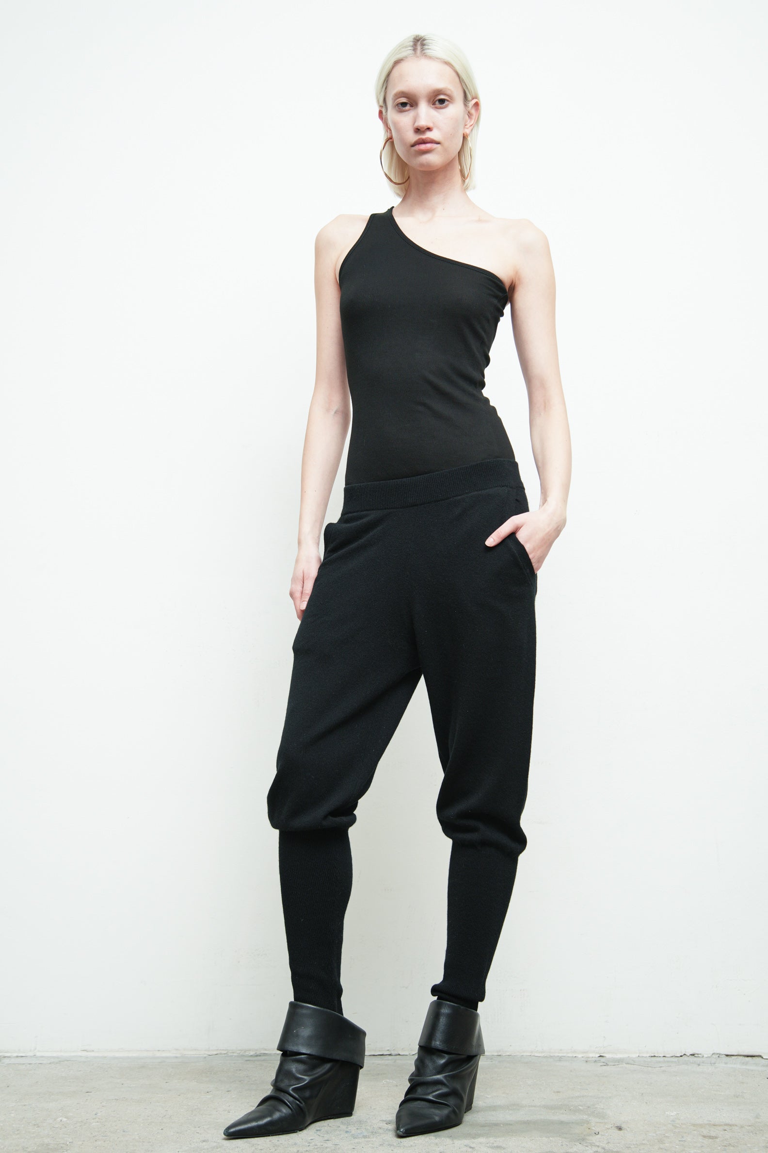 files/SW-486-OpalSweater-Black-KP-354B-ShilohPant-Black-02.jpg