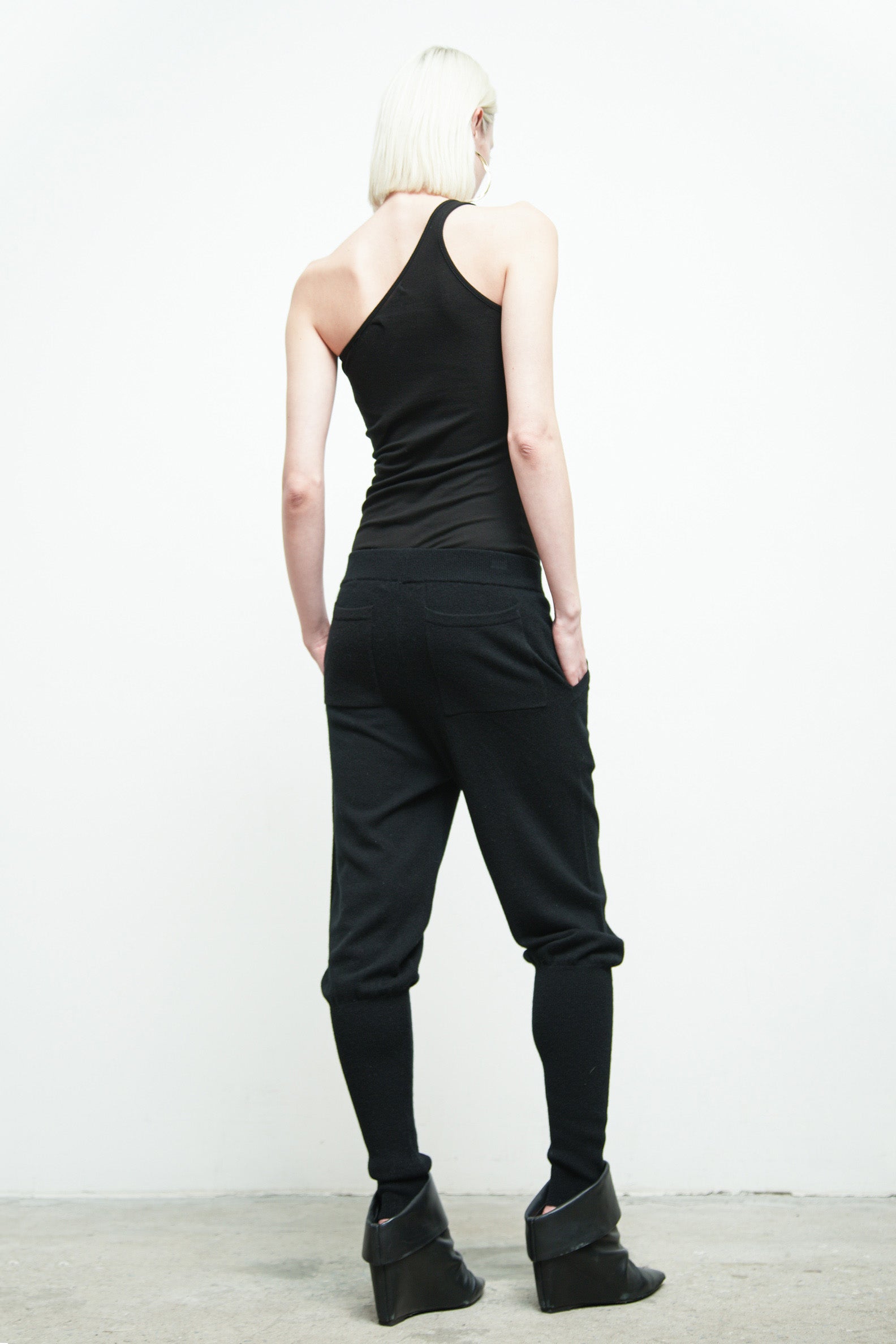 files/SW-486-OpalSweater-Black-KP-354B-ShilohPant-Black-03.jpg
