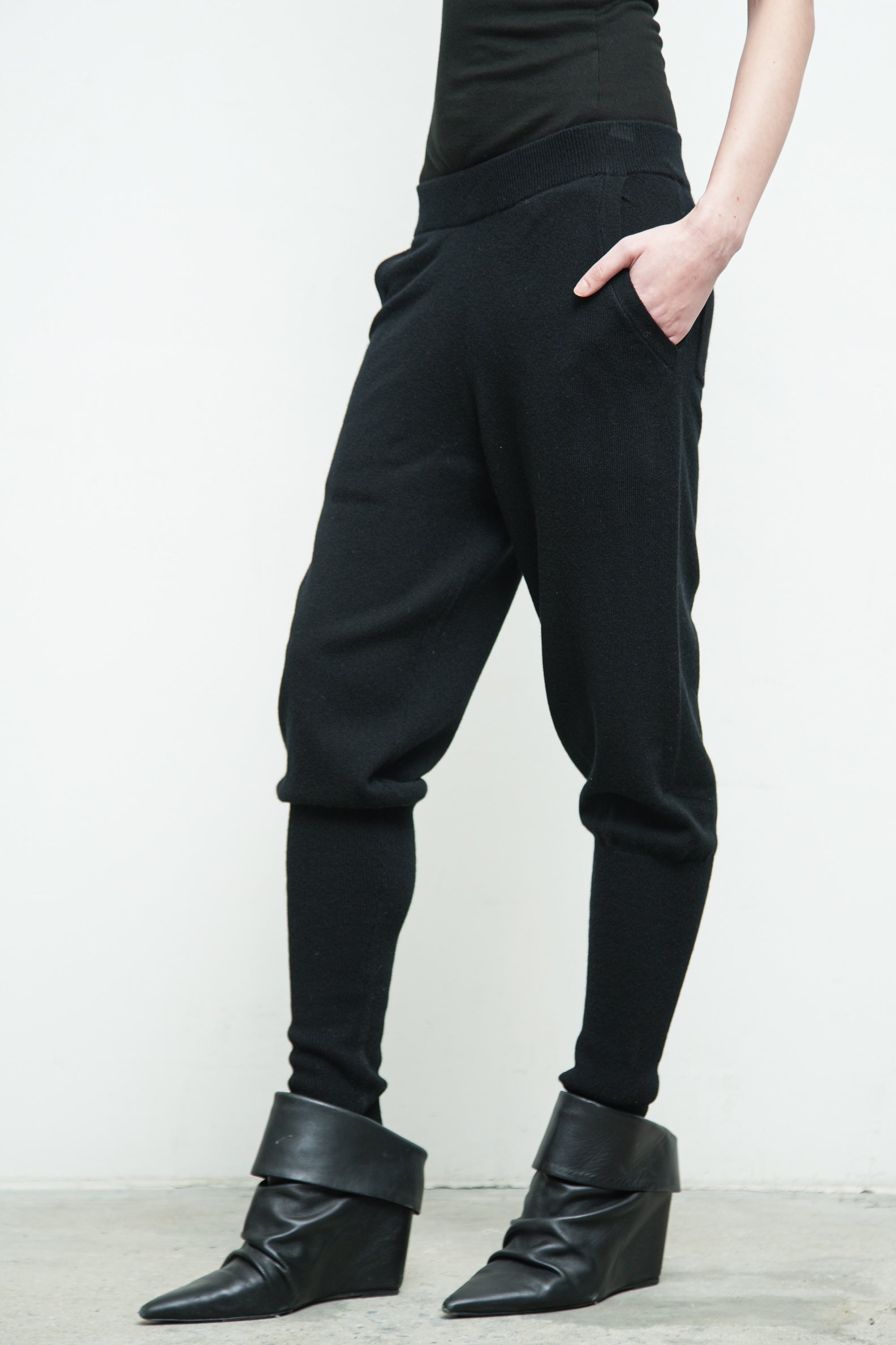 files/SW-486-OpalSweater-Black-KP-354B-ShilohPant-Black-04.jpg