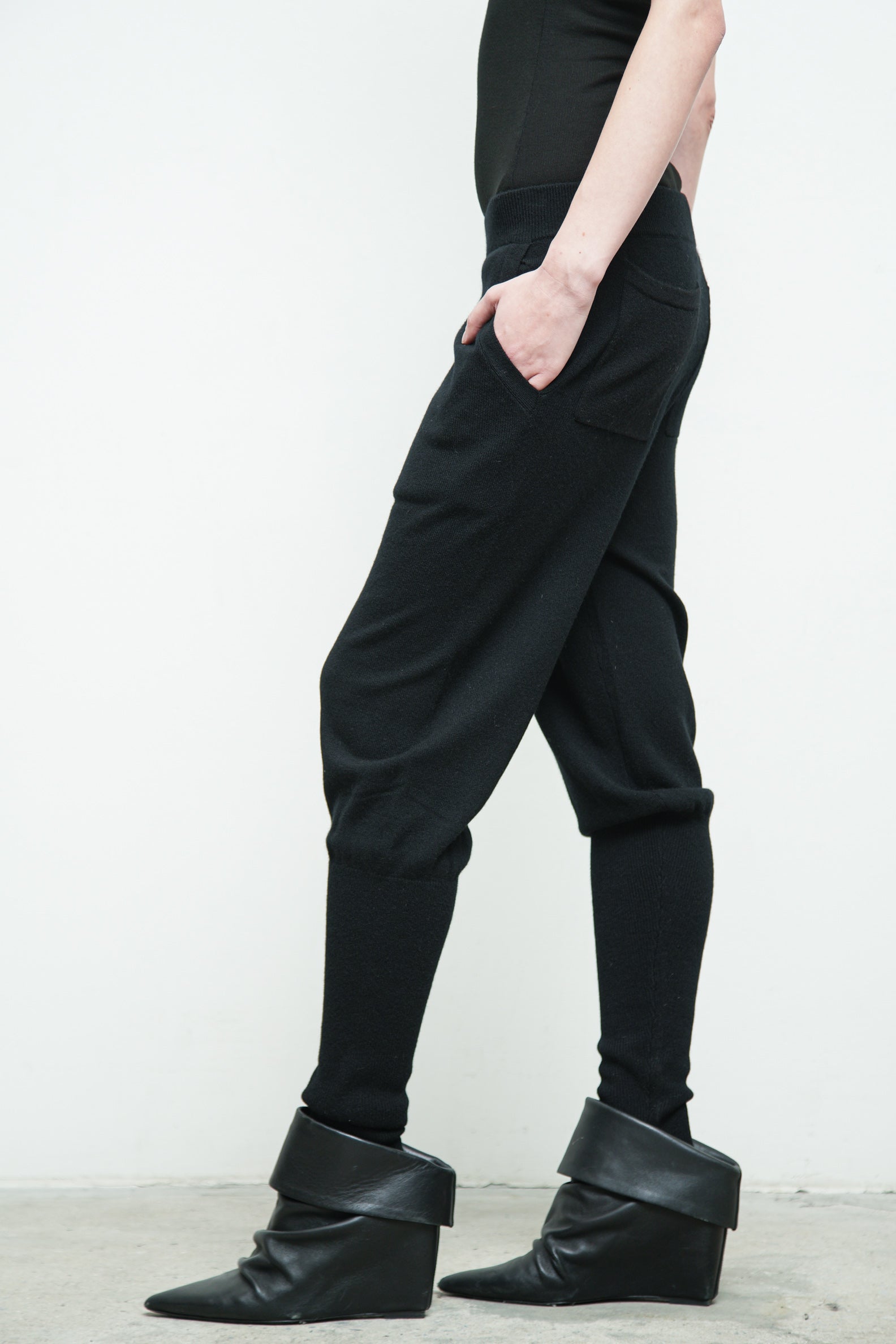 files/SW-486-OpalSweater-Black-KP-354B-ShilohPant-Black-05.jpg