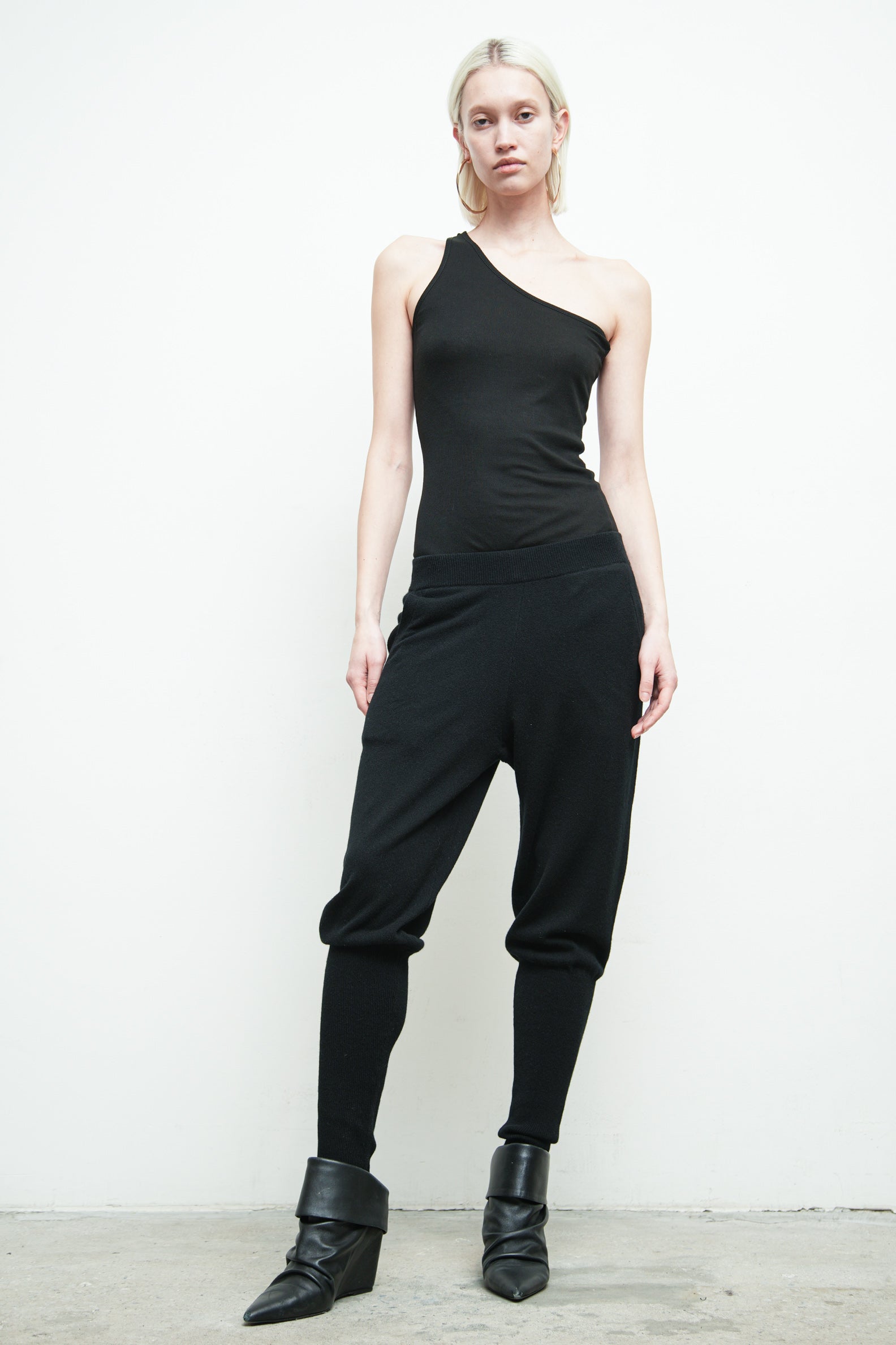 files/SW-486-OpalSweater-Black-KP-354B-ShilohPant-Black-06.jpg
