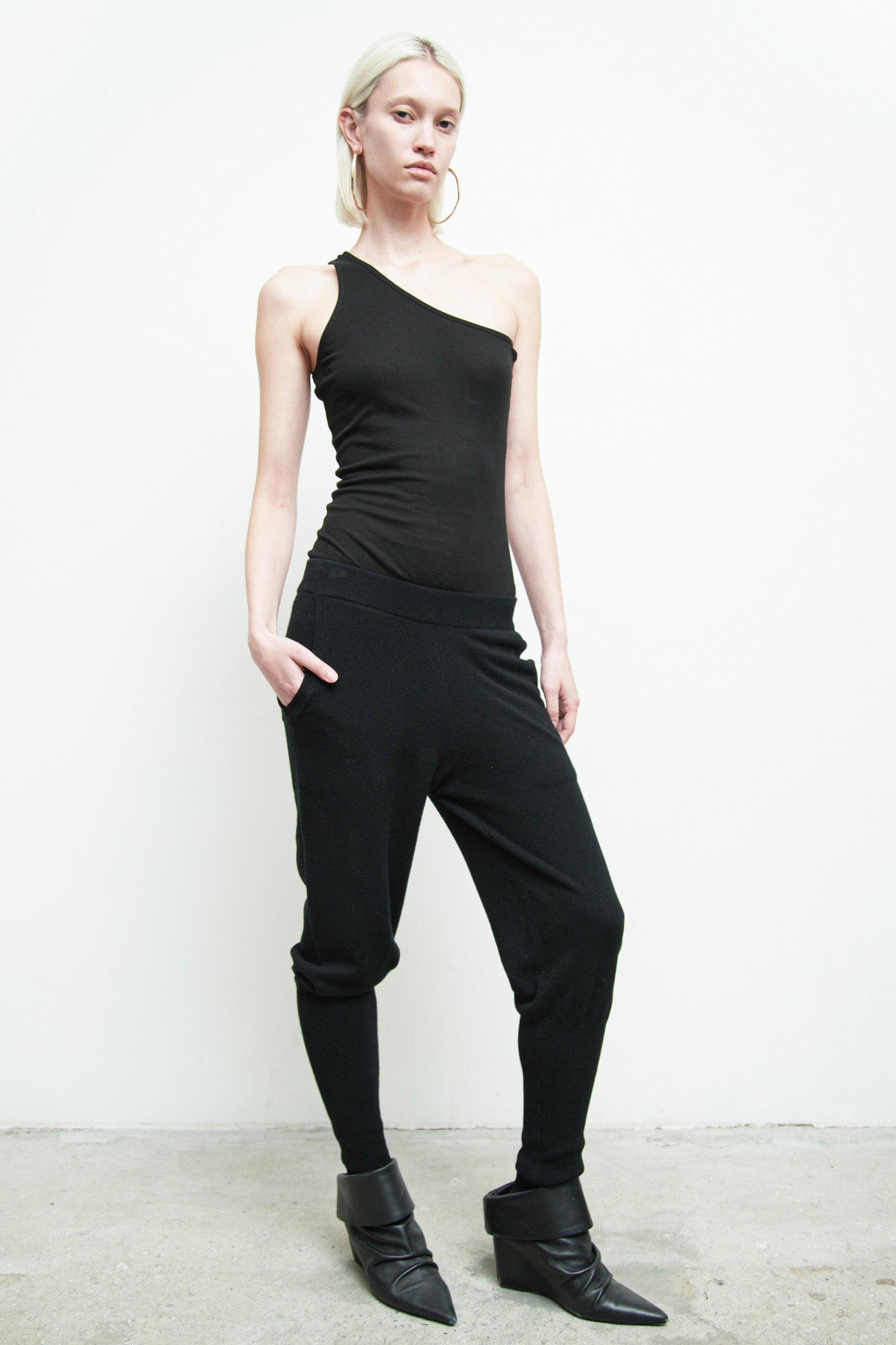 files/SW-486-OpalSweater-Black-KP-354B-ShilohPant-Black-07.jpg