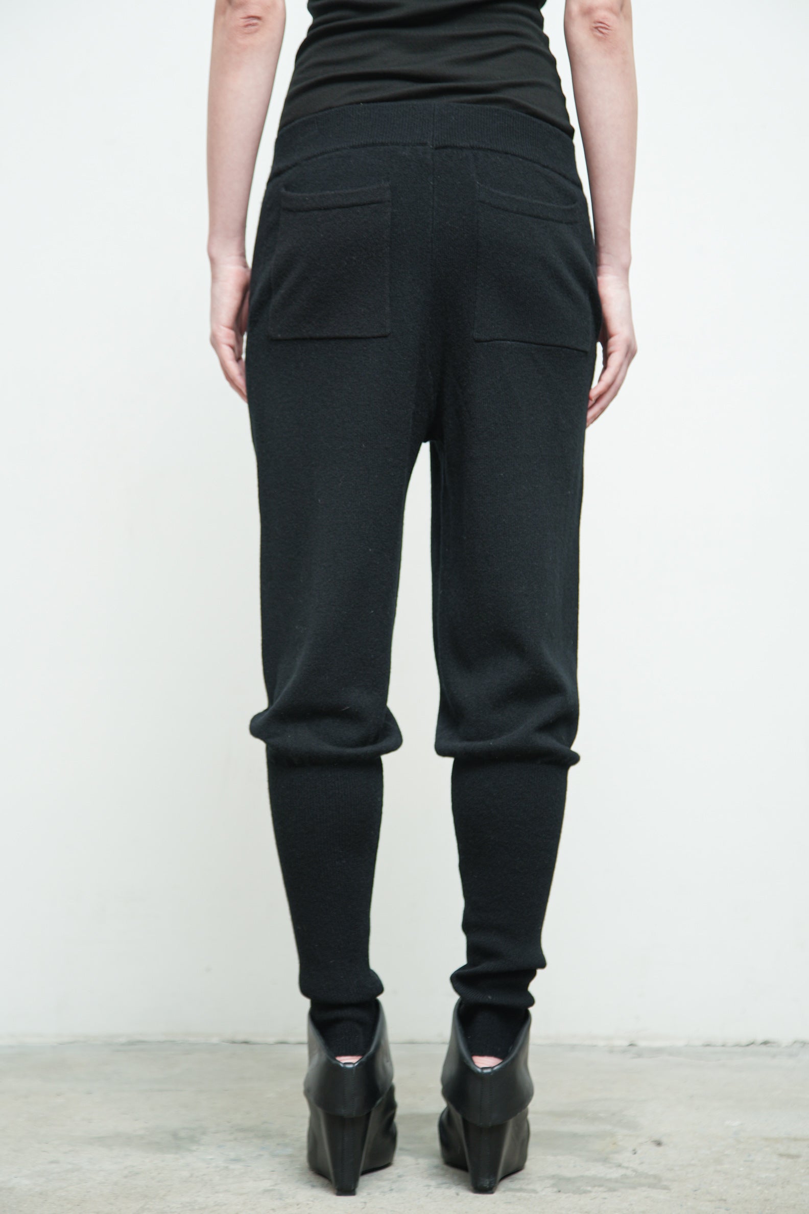 files/SW-486-OpalSweater-Black-KP-354B-ShilohPant-Black-08.jpg