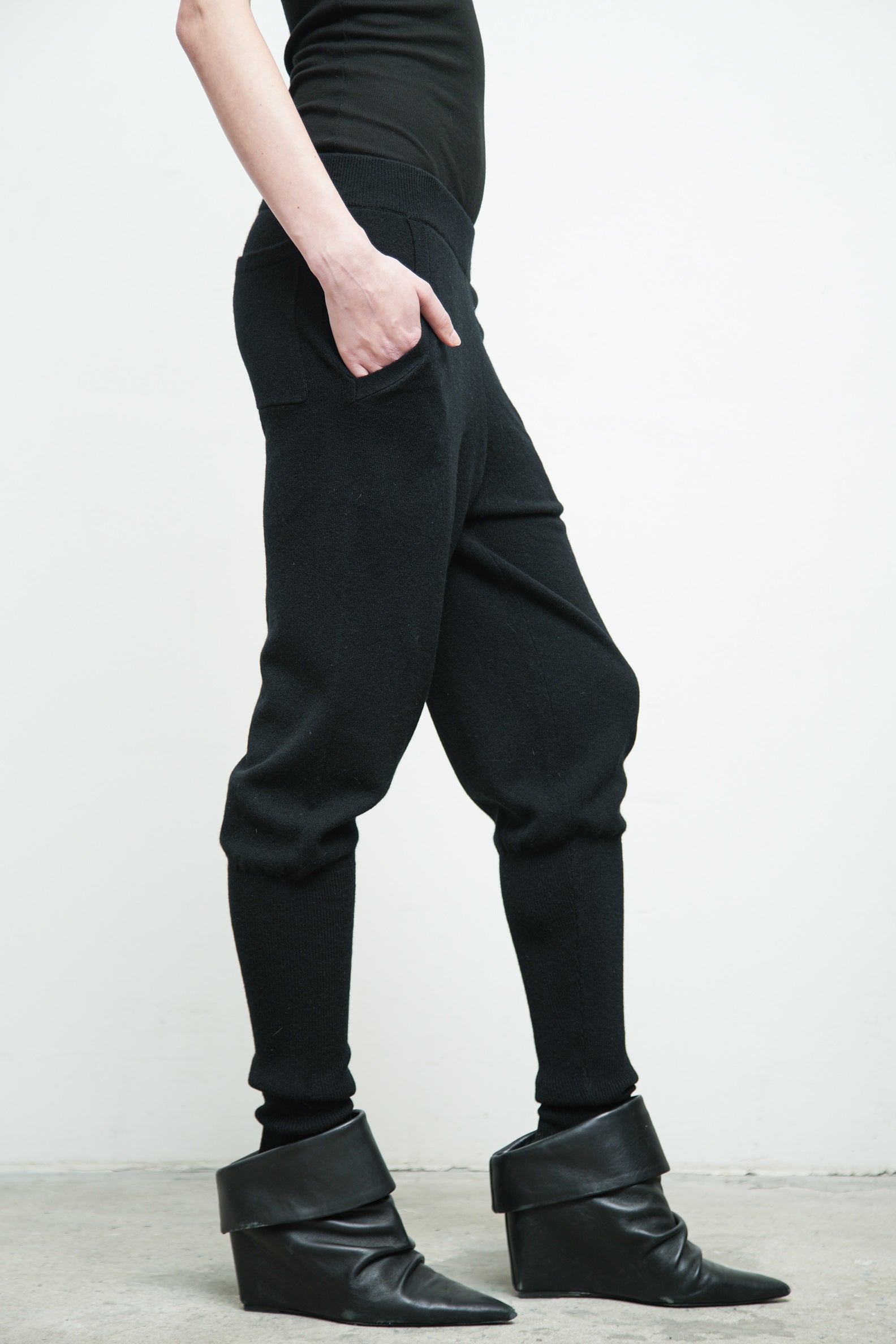 files/SW-486-OpalSweater-Black-KP-354B-ShilohPant-Black-09.jpg