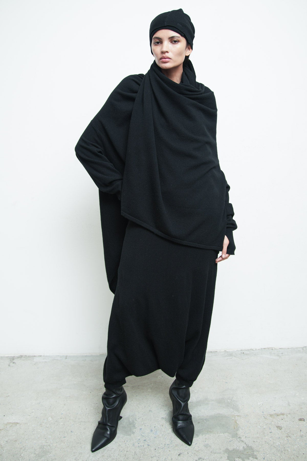files/SW-SeriusSweater-Black-KP-342-SweaterSkant-Black-A-WrapnBeanie-Cashmere-Black-010.jpg