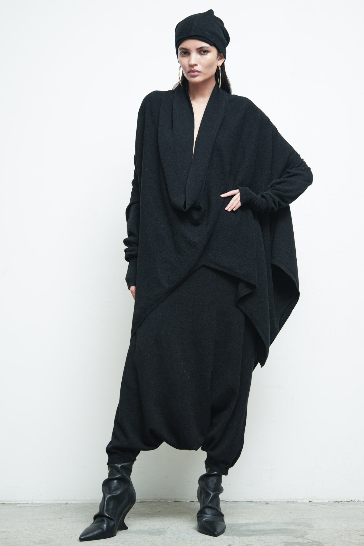 files/SW-SeriusSweater-Black-KP-342-SweaterSkant-Black-A-WrapnBeanie-Cashmere-Black-03.jpg