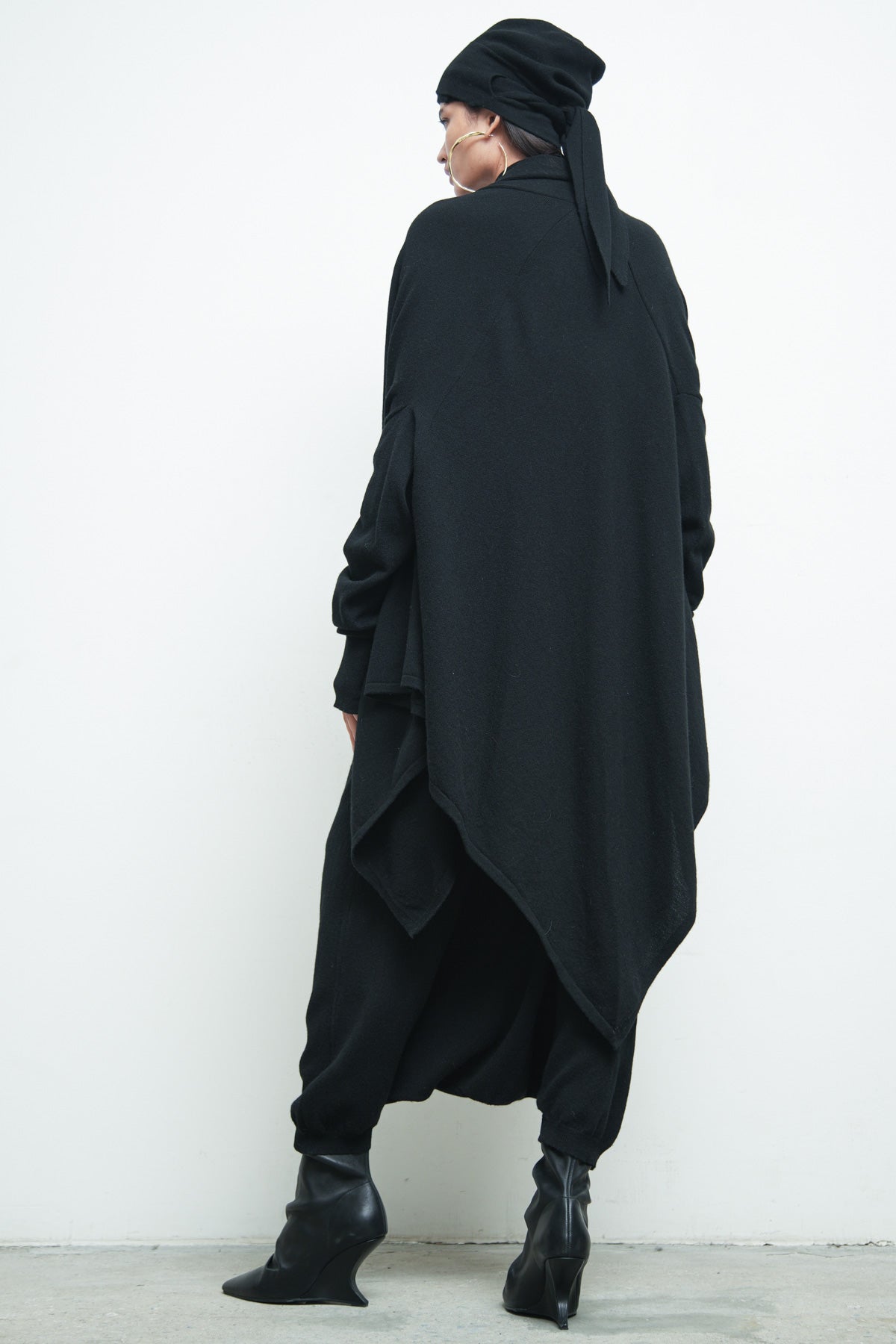 files/SW-SeriusSweater-Black-KP-342-SweaterSkant-Black-A-WrapnBeanie-Cashmere-Black-04.jpg