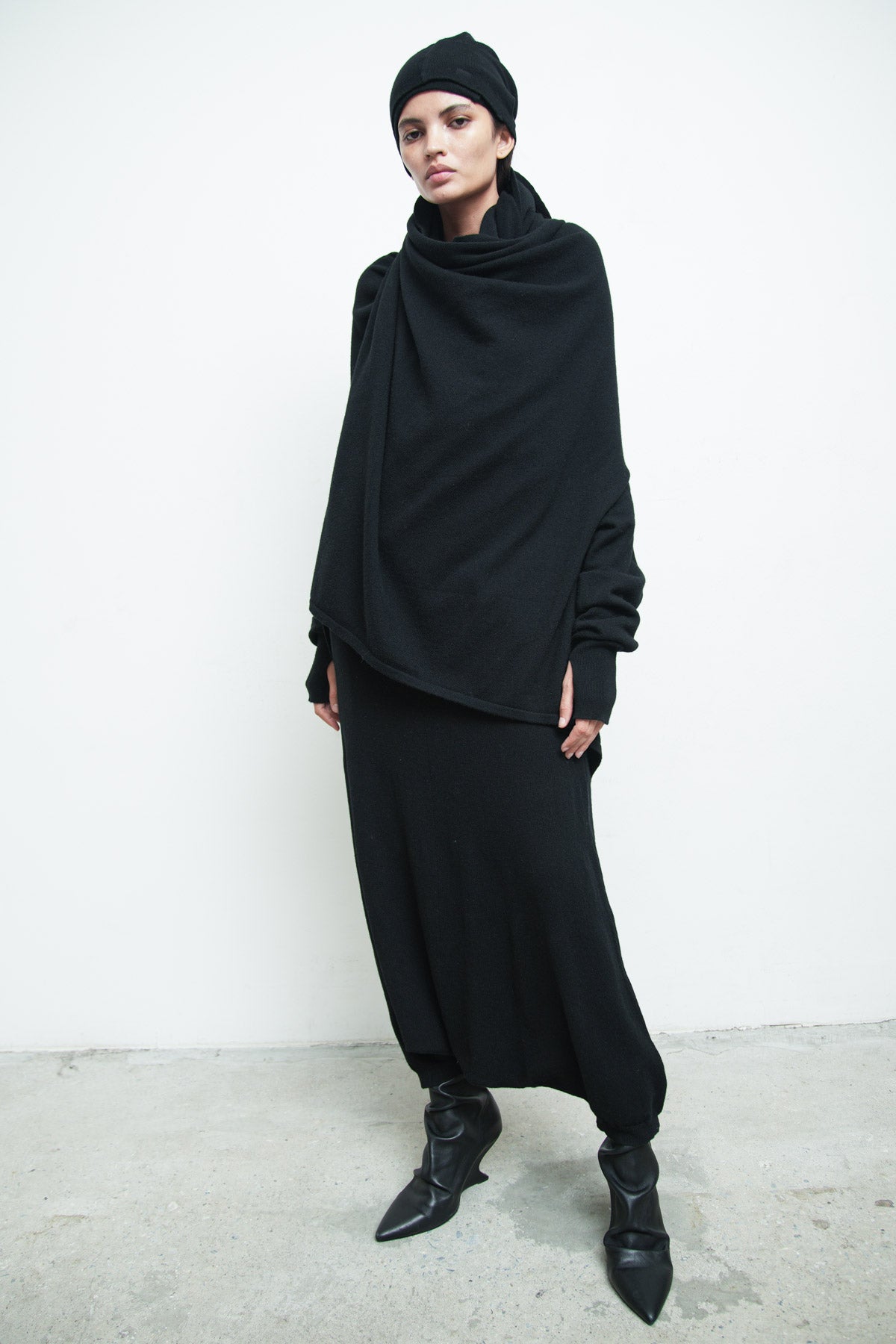 files/SW-SeriusSweater-Black-KP-342-SweaterSkant-Black-A-WrapnBeanie-Cashmere-Black-05.jpg