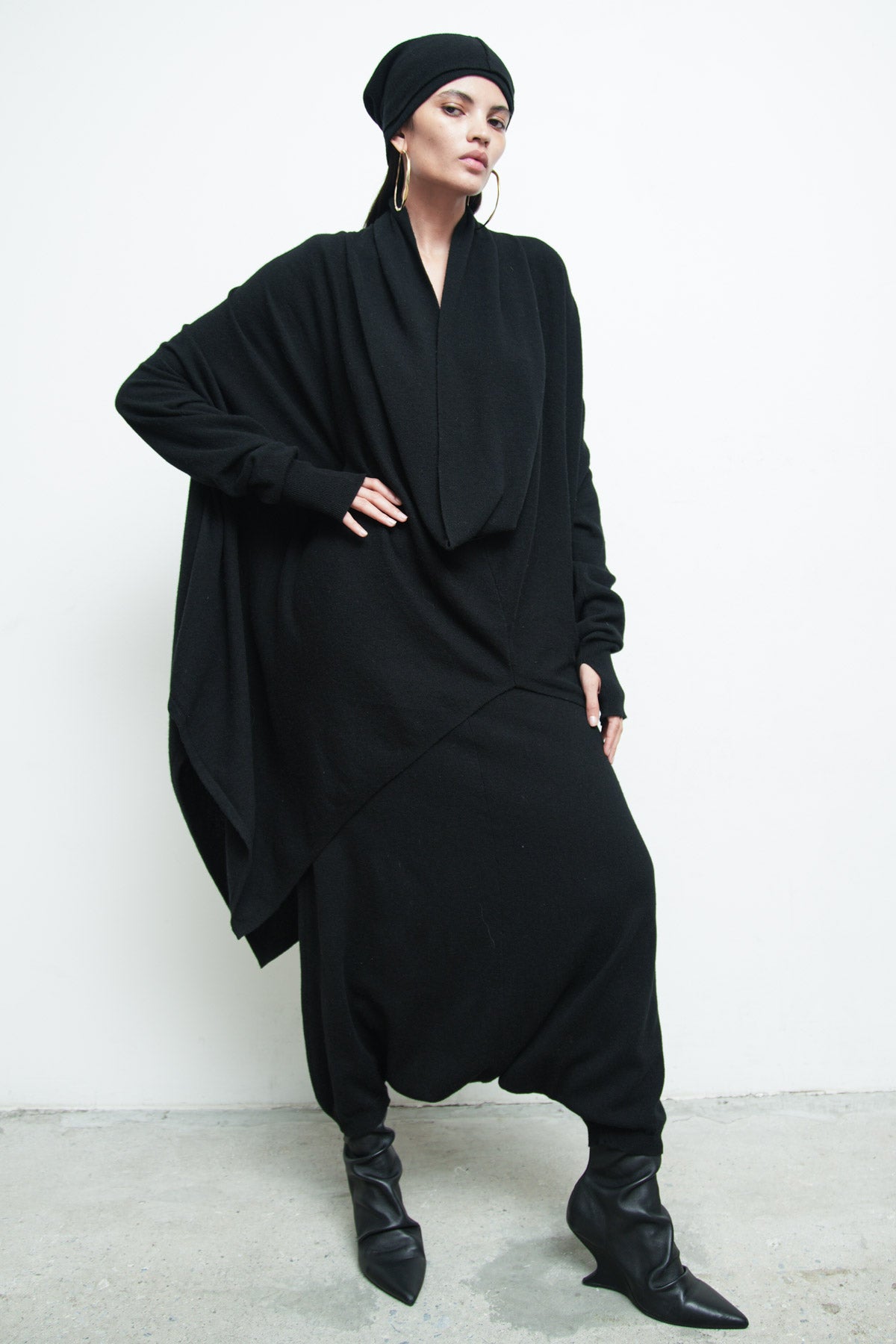 files/SW-SeriusSweater-Black-KP-342-SweaterSkant-Black-A-WrapnBeanie-Cashmere-Black-06.jpg