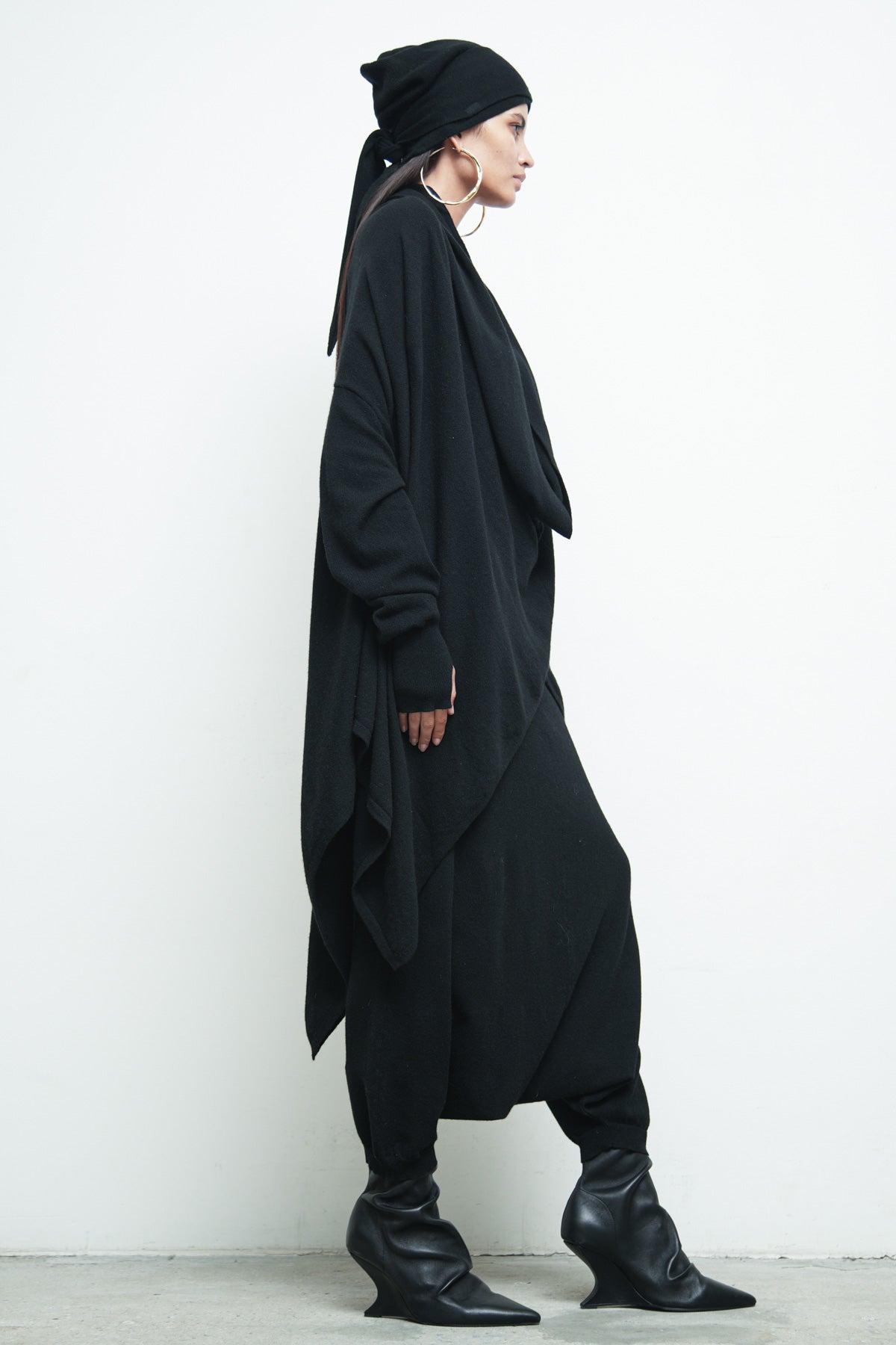 files/SW-SeriusSweater-Black-KP-342-SweaterSkant-Black-A-WrapnBeanie-Cashmere-Black-07.jpg