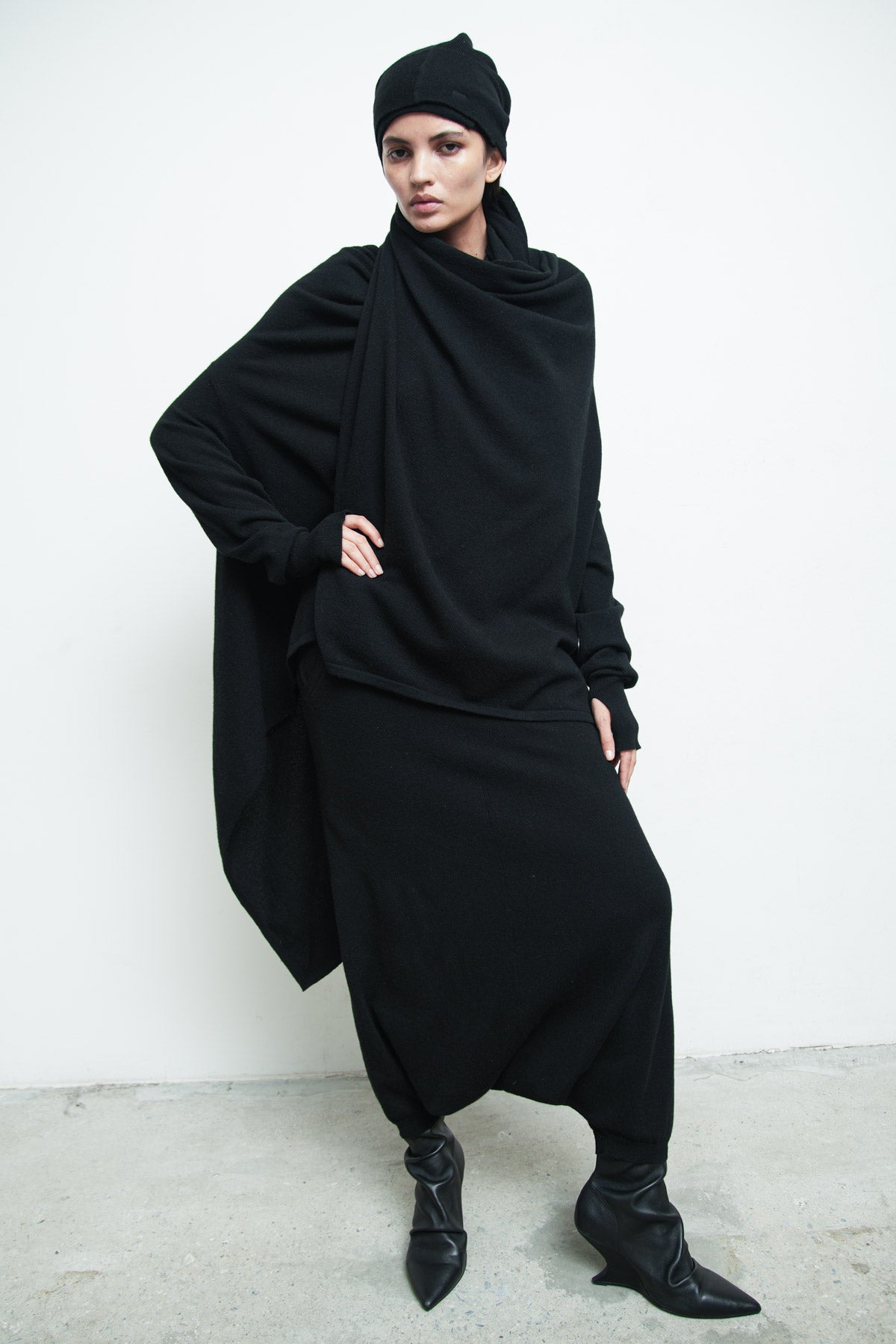 files/SW-SeriusSweater-Black-KP-342-SweaterSkant-Black-A-WrapnBeanie-Cashmere-Black-08.jpg