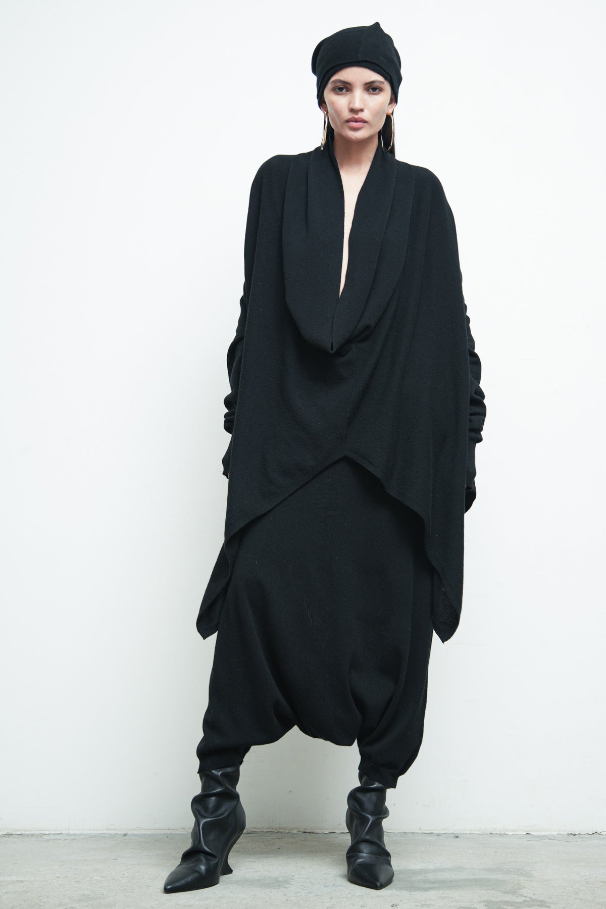 files/SW-SeriusSweater-Black-KP-342-SweaterSkant-Black-A-WrapnBeanie-Cashmere-Black-09.jpg